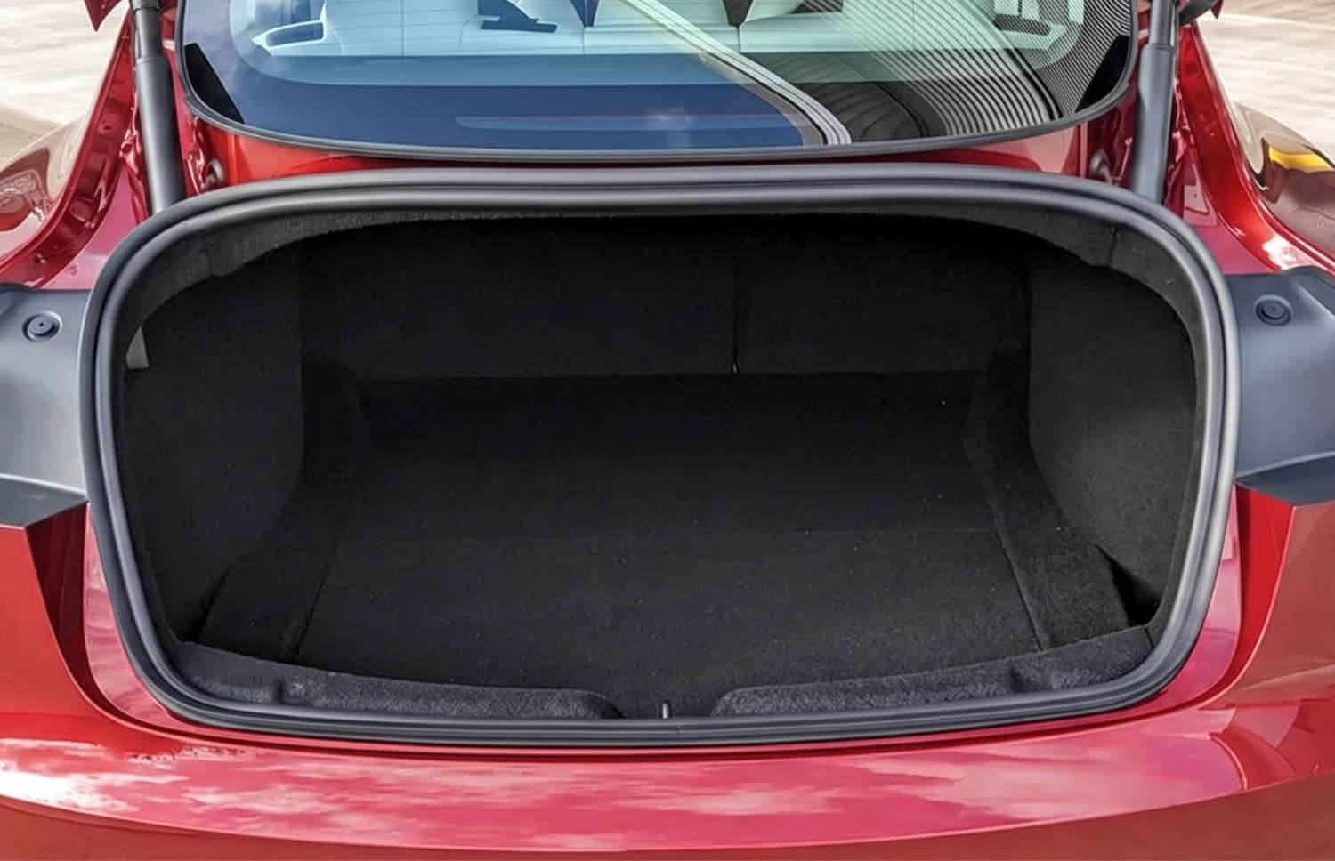 Weißer Tesla Model 3 Elektro-Sedan mit Automatikgetriebe, GPS, Rückfahrkamera, Sitzheizung und Platz für 5 Personen in Island.