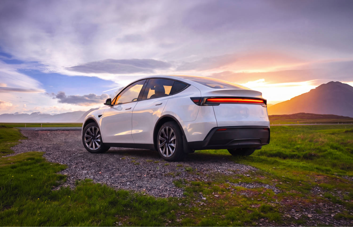 Blauer Tesla Model Y Elektro-SUV mit Automatikgetriebe, GPS, Rückfahrkamera, Sitzheizung und Platz für 5 Personen und 2 Gepäckstücke in Island.