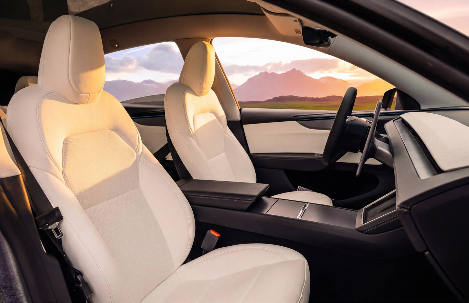 Blauer Tesla Model Y Elektro-SUV mit Automatikgetriebe, GPS, Rückfahrkamera, Sitzheizung und Platz für 5 Personen und 2 Gepäckstücke in Island.