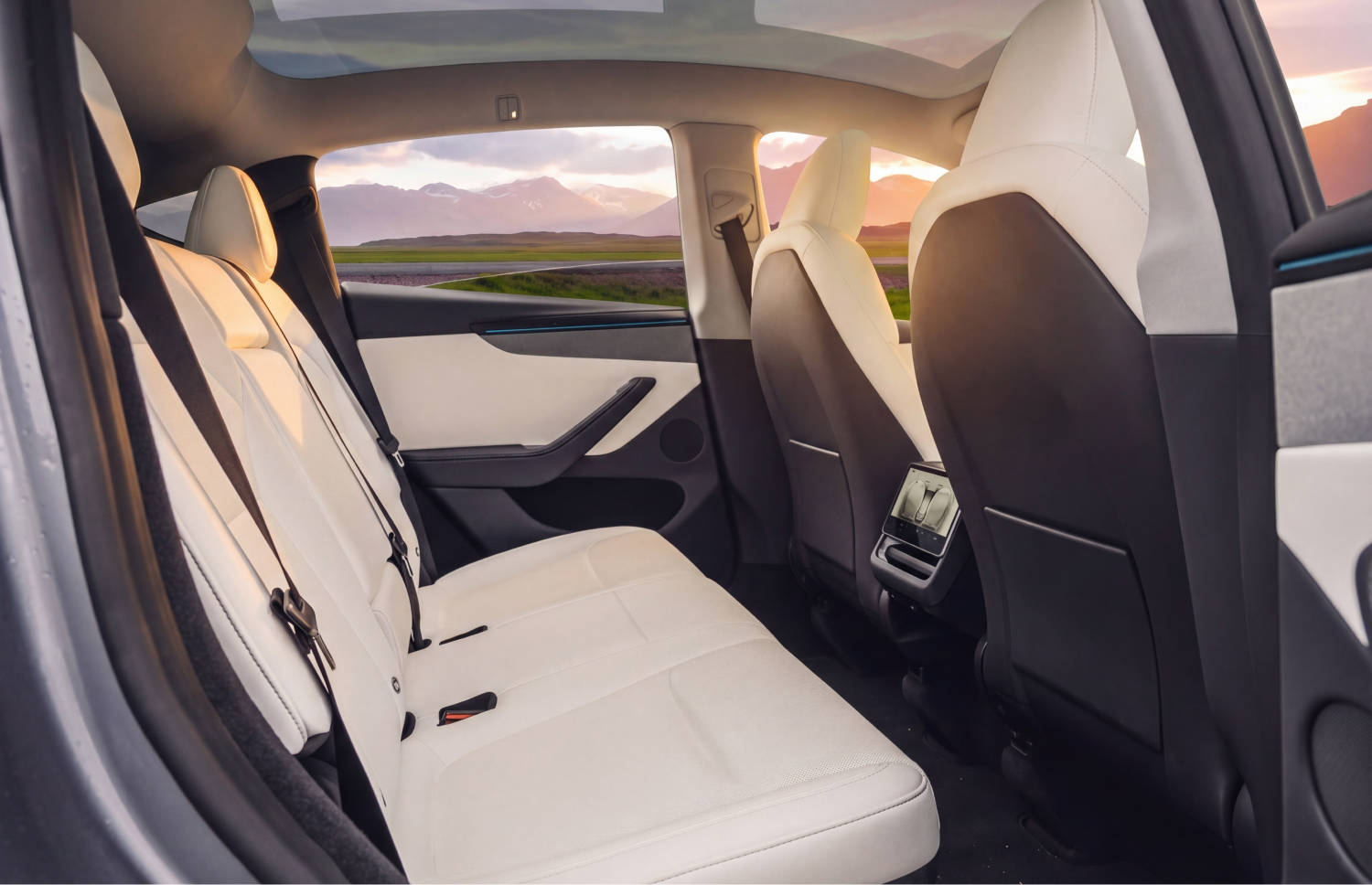 Blauer Tesla Model Y Elektro-SUV mit Automatikgetriebe, GPS, Rückfahrkamera, Sitzheizung und Platz für 5 Personen und 2 Gepäckstücke in Island.