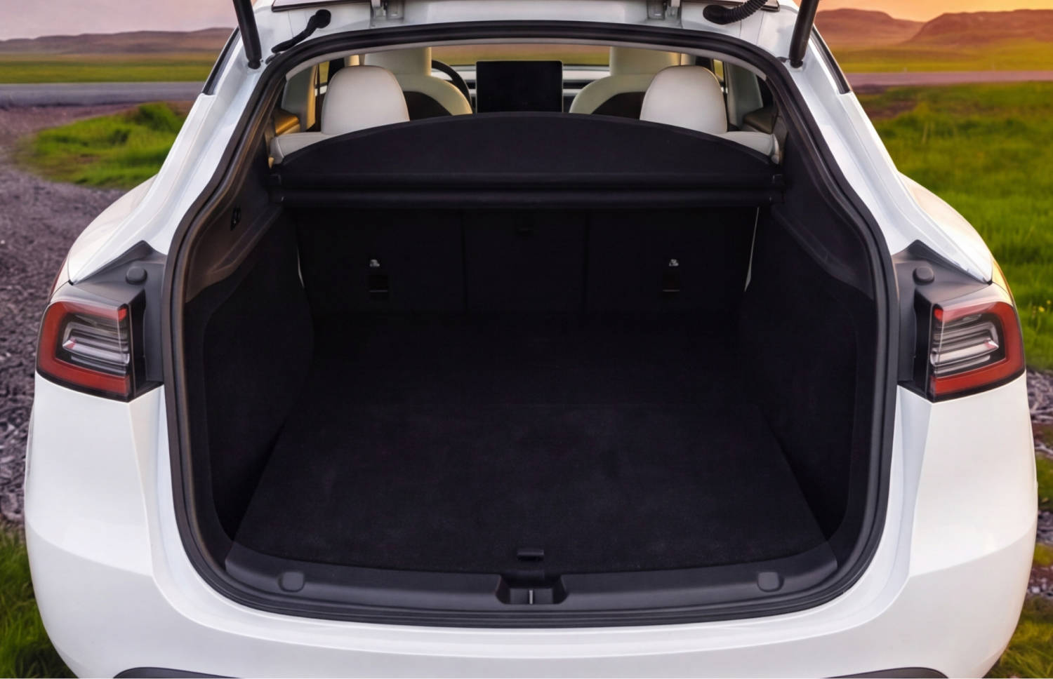 Blauer Tesla Model Y Elektro-SUV mit Automatikgetriebe, GPS, Rückfahrkamera, Sitzheizung und Platz für 5 Personen und 2 Gepäckstücke in Island.