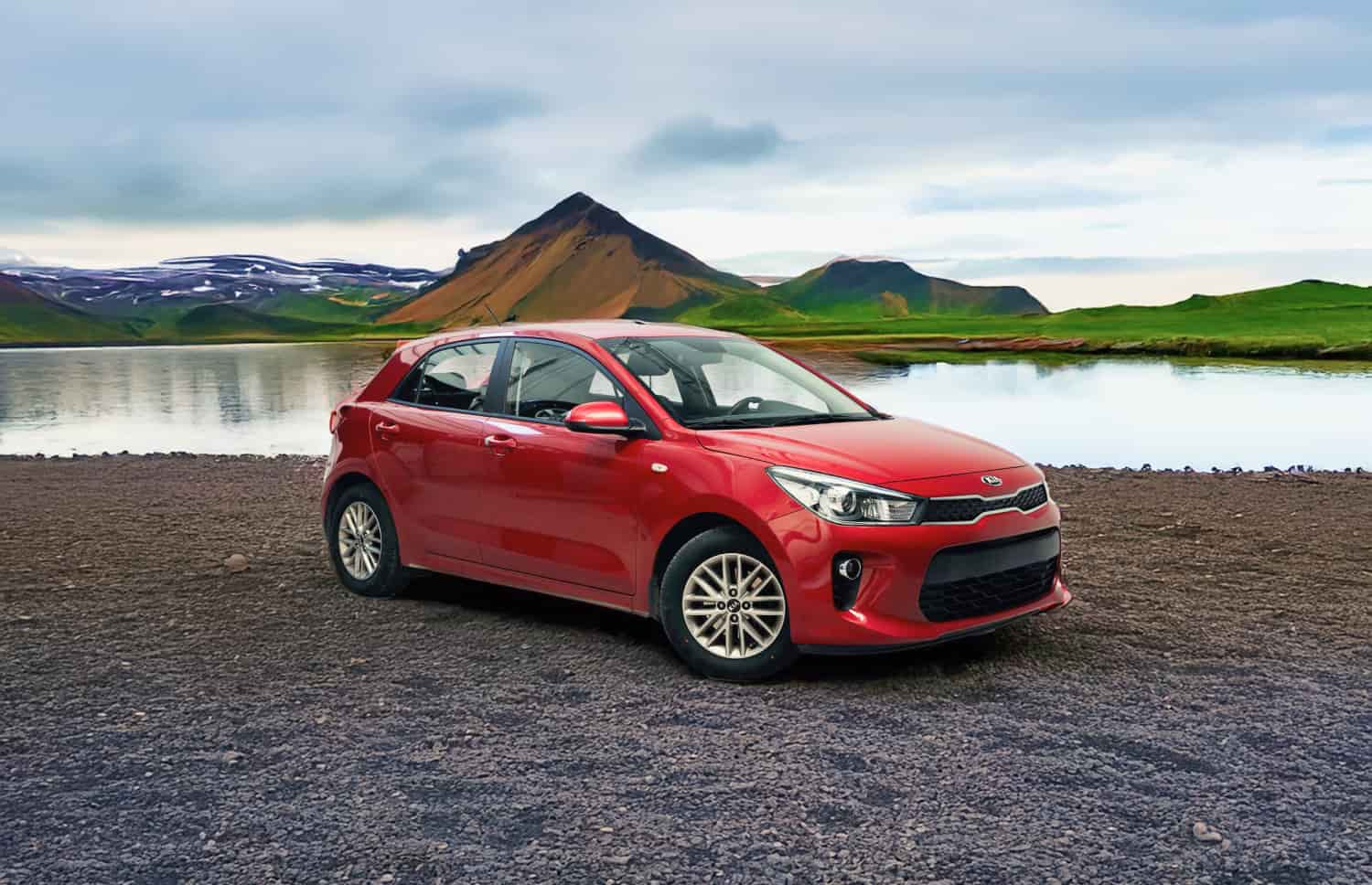 Roter gebrauchter Kia Rio mit Schaltgetriebe, kompakter 5-Sitzer mit Platz für 2 Gepäckstücke – ideal für günstiges Reisen in Island.
