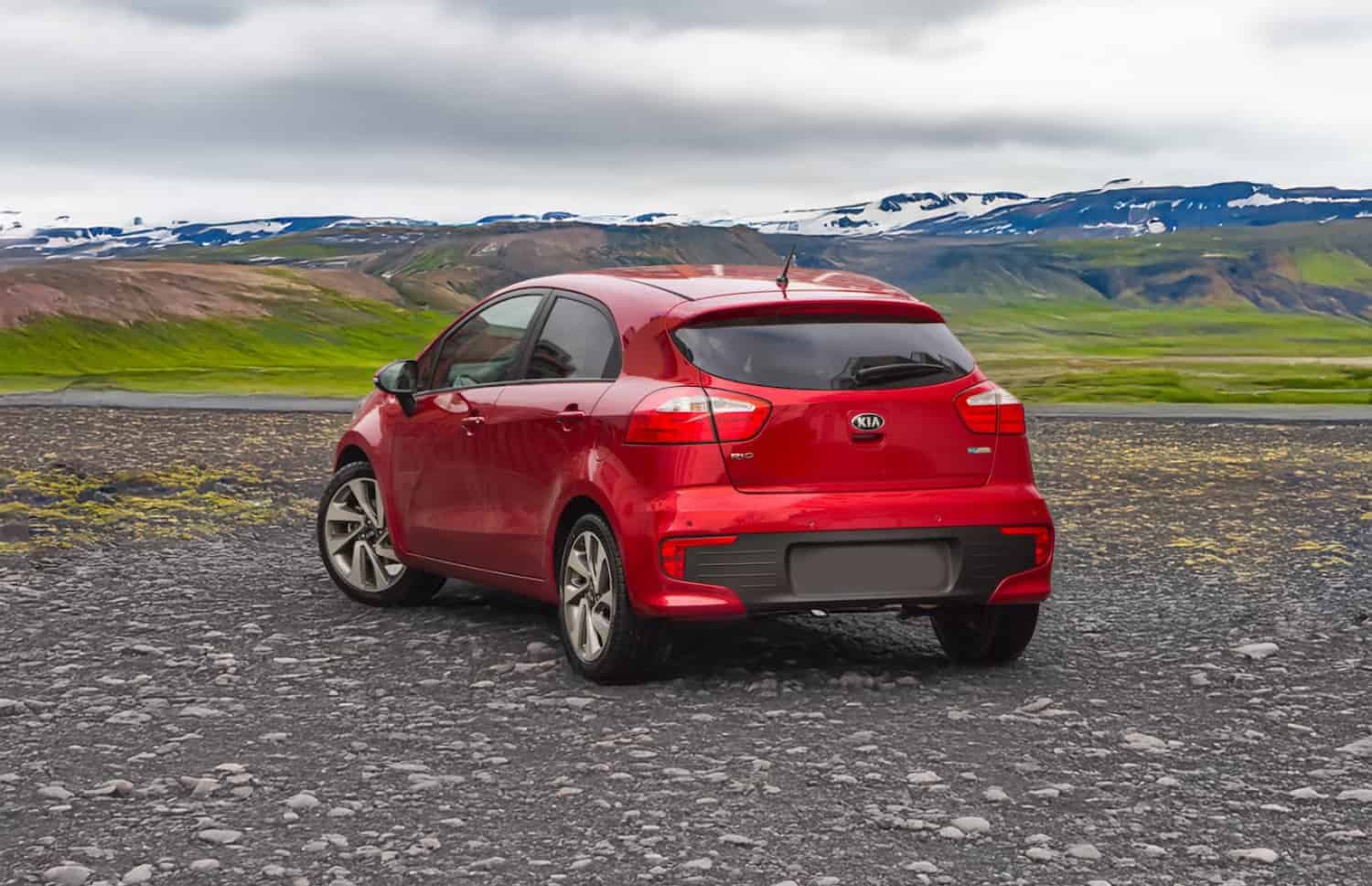 Roter gebrauchter Kia Rio mit Schaltgetriebe, kompakter 5-Sitzer mit Platz für 2 Gepäckstücke – ideal für günstiges Reisen in Island.