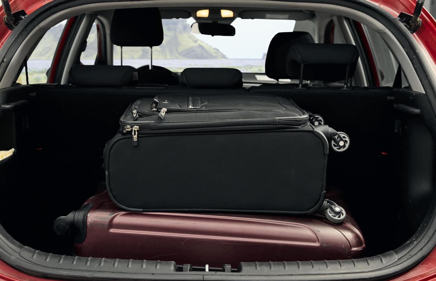 Roter gebrauchter Kia Rio mit Schaltgetriebe, kompakter 5-Sitzer mit Platz für 2 Gepäckstücke – ideal für günstiges Reisen in Island.