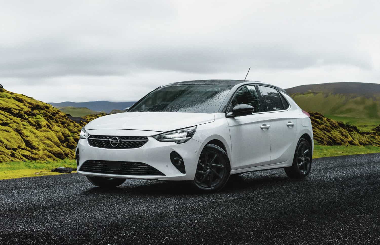 Blauer Opel Corsa Elektro mit Automatikgetriebe, 4 Sitze, umweltfreundliches Fahrzeug mit USB, Bluetooth und Sitzheizung in Island.