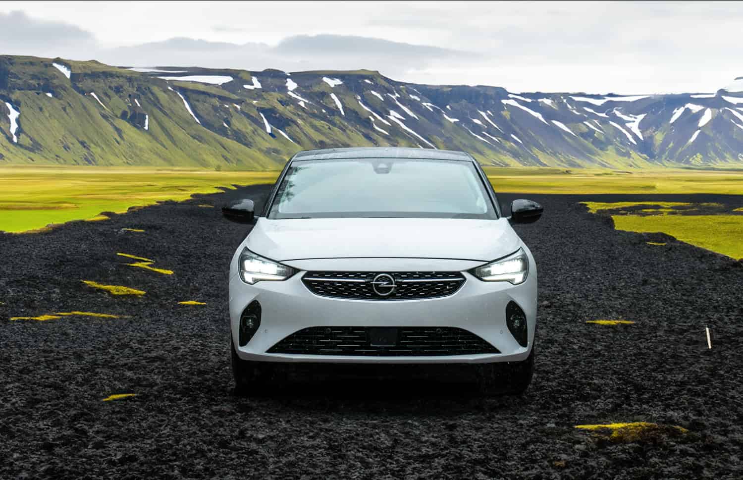 Blauer Opel Corsa Elektro mit Automatikgetriebe, 4 Sitze, umweltfreundliches Fahrzeug mit USB, Bluetooth und Sitzheizung in Island.