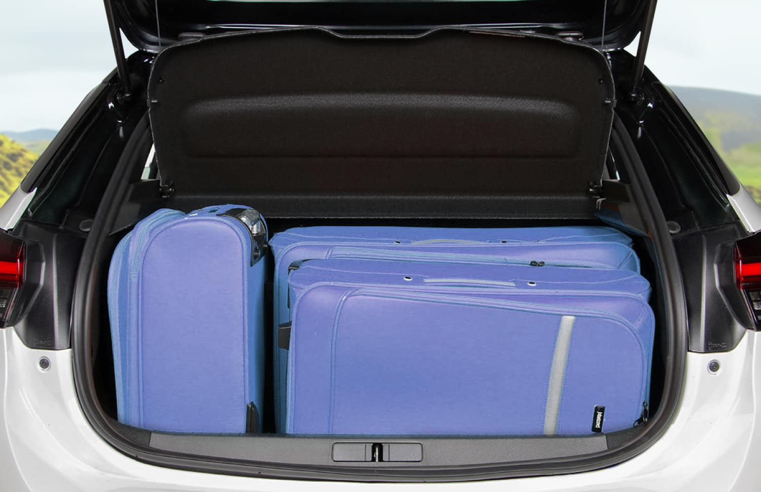 Blauer Opel Corsa Elektro mit Automatikgetriebe, 4 Sitze, umweltfreundliches Fahrzeug mit USB, Bluetooth und Sitzheizung in Island.