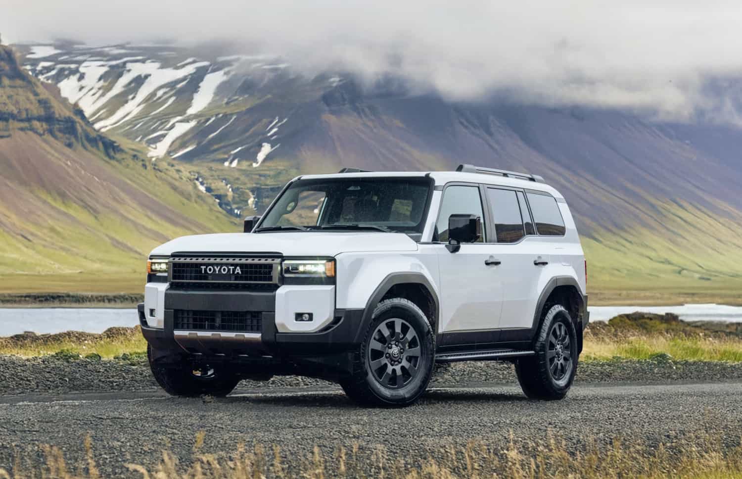 Weißer Toyota Land Cruiser 250 4WD SUV mit Automatikgetriebe, 7 Sitzen, USB-Ladegerät, Bluetooth und Sitzheizung – perfekt für Offroad-Abenteuer in Island.