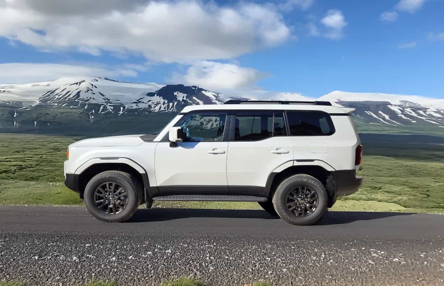 Weißer Toyota Land Cruiser 250 4WD SUV mit Automatikgetriebe, 7 Sitzen, USB-Ladegerät, Bluetooth und Sitzheizung – perfekt für Offroad-Abenteuer in Island.