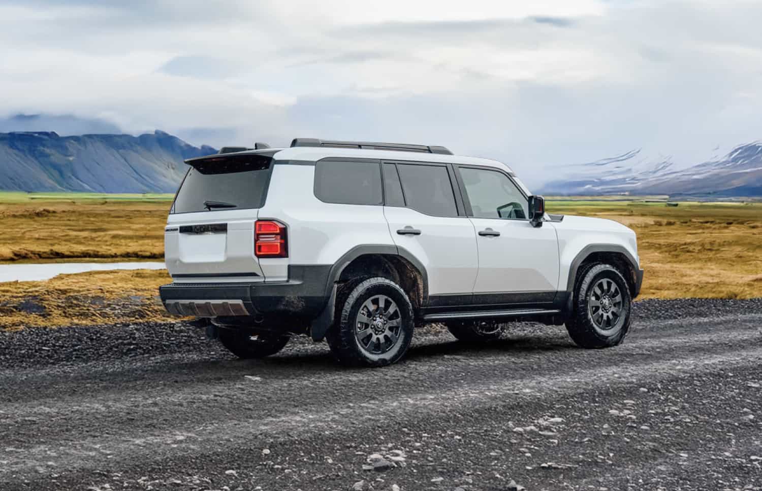 Weißer Toyota Land Cruiser 250 4WD SUV mit Automatikgetriebe, 7 Sitzen, USB-Ladegerät, Bluetooth und Sitzheizung – perfekt für Offroad-Abenteuer in Island.