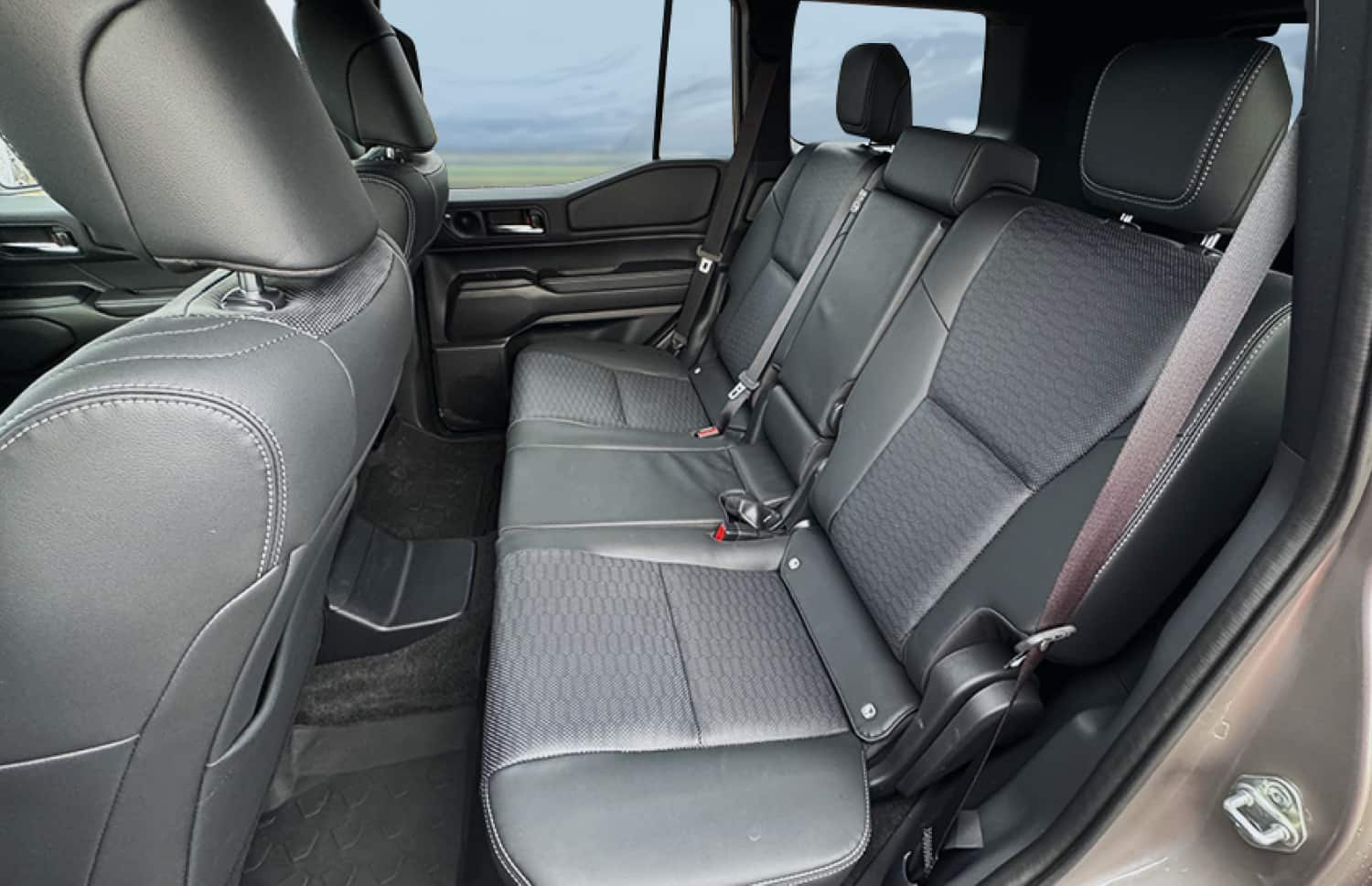 Weißer Toyota Land Cruiser 250 4WD SUV mit Automatikgetriebe, 7 Sitzen, USB-Ladegerät, Bluetooth und Sitzheizung – perfekt für Offroad-Abenteuer in Island.