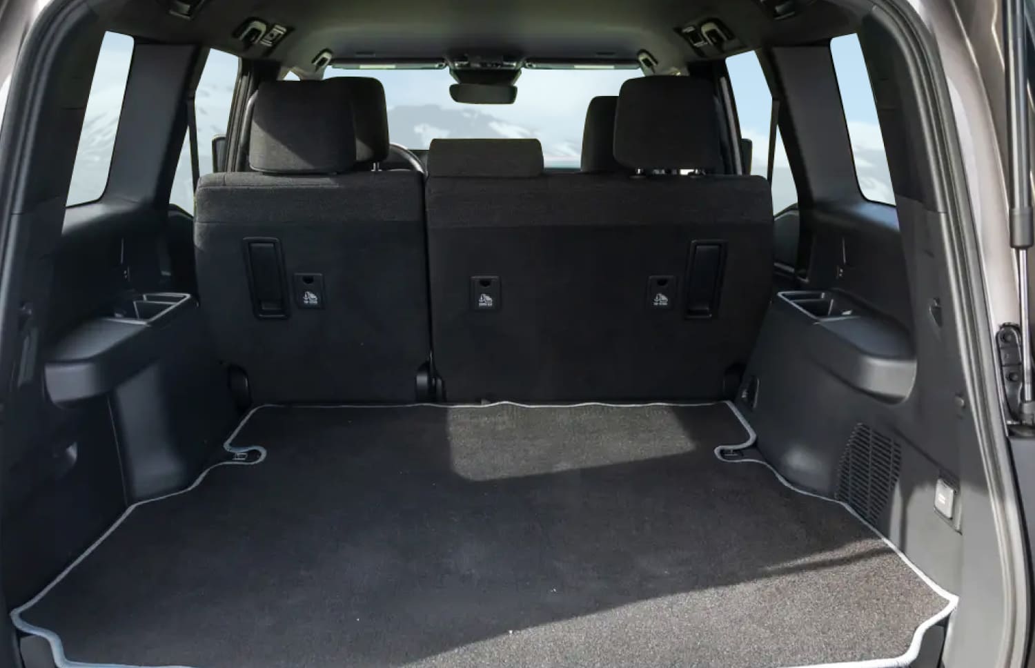 Weißer Toyota Land Cruiser 250 4WD SUV mit Automatikgetriebe, 7 Sitzen, USB-Ladegerät, Bluetooth und Sitzheizung – perfekt für Offroad-Abenteuer in Island.