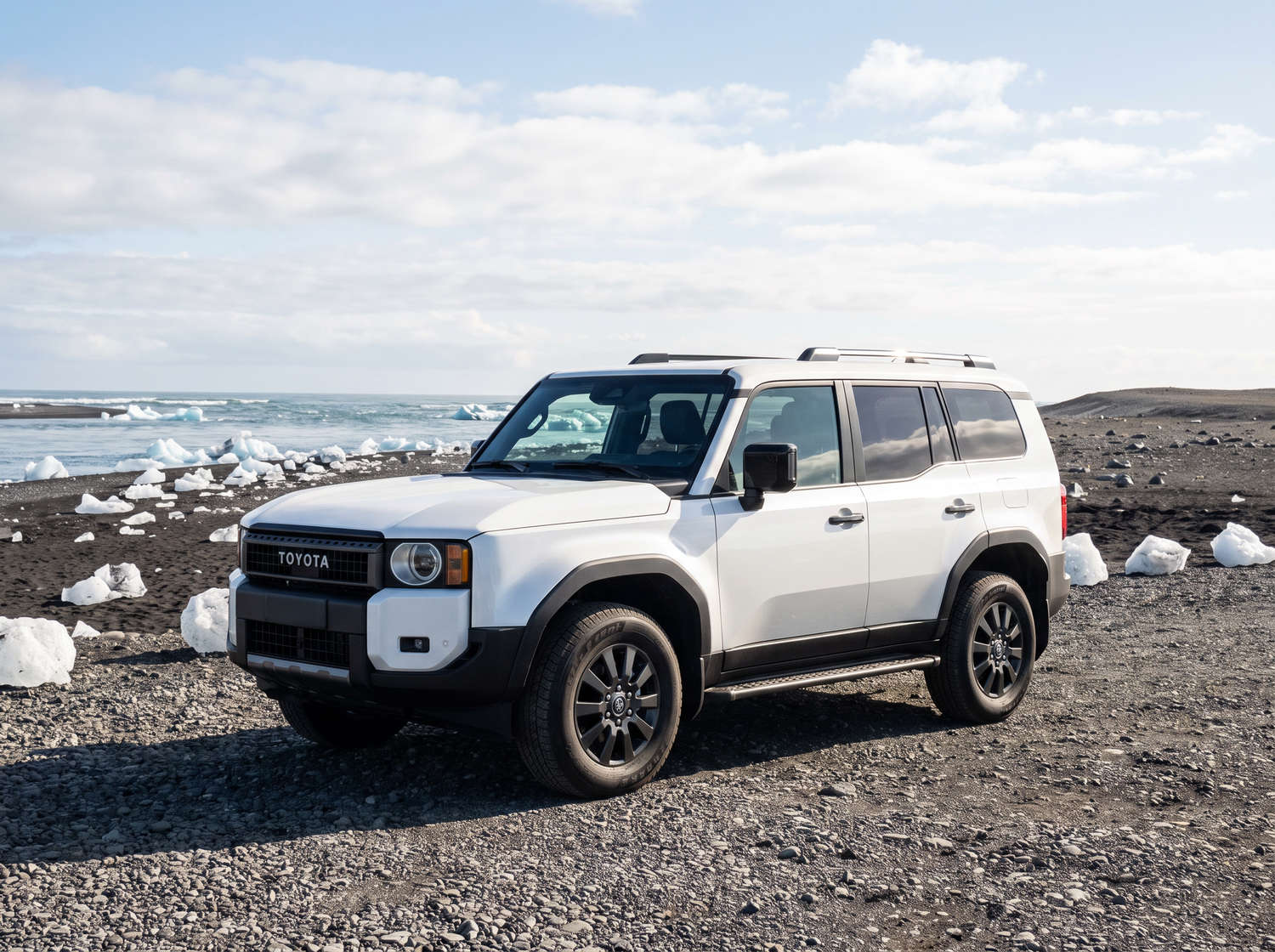 Weißer Toyota Land Cruiser 250 4WD SUV mit Automatikgetriebe, 7 Sitzen, USB-Ladegerät, Bluetooth und Sitzheizung – perfekt für Offroad-Abenteuer in Island.