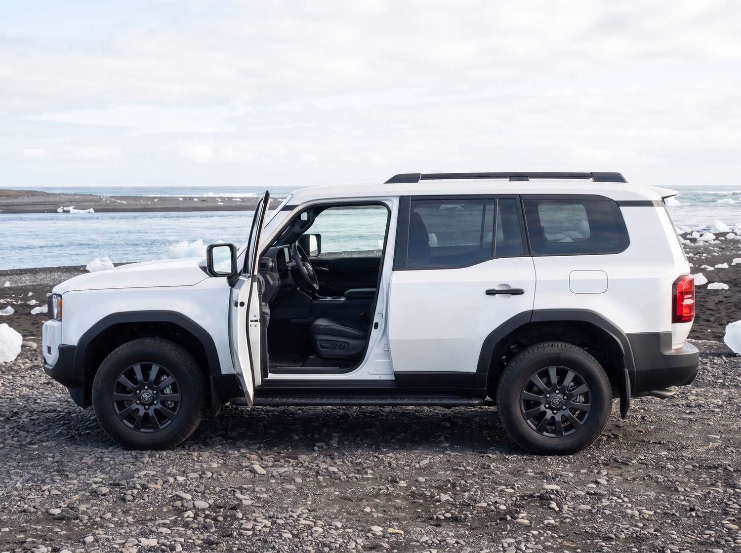 Weißer Toyota Land Cruiser 250 4WD SUV mit Automatikgetriebe, 7 Sitzen, USB-Ladegerät, Bluetooth und Sitzheizung – perfekt für Offroad-Abenteuer in Island.