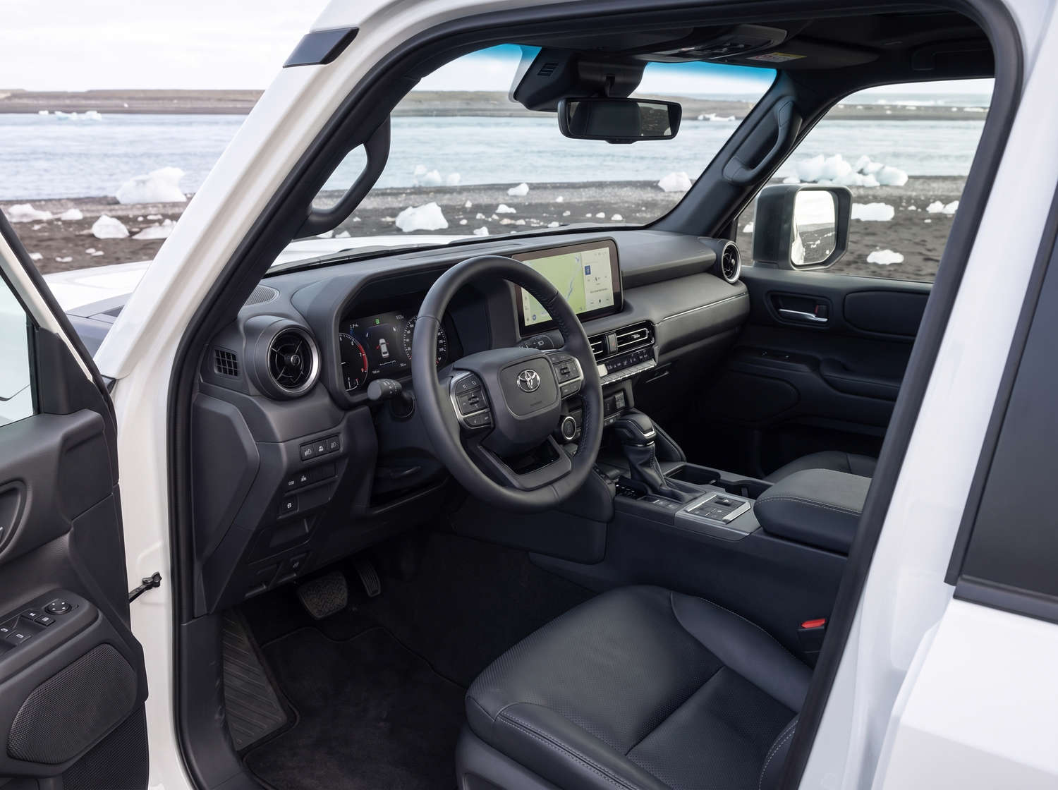 Weißer Toyota Land Cruiser 250 4WD SUV mit Automatikgetriebe, 7 Sitzen, USB-Ladegerät, Bluetooth und Sitzheizung – perfekt für Offroad-Abenteuer in Island.