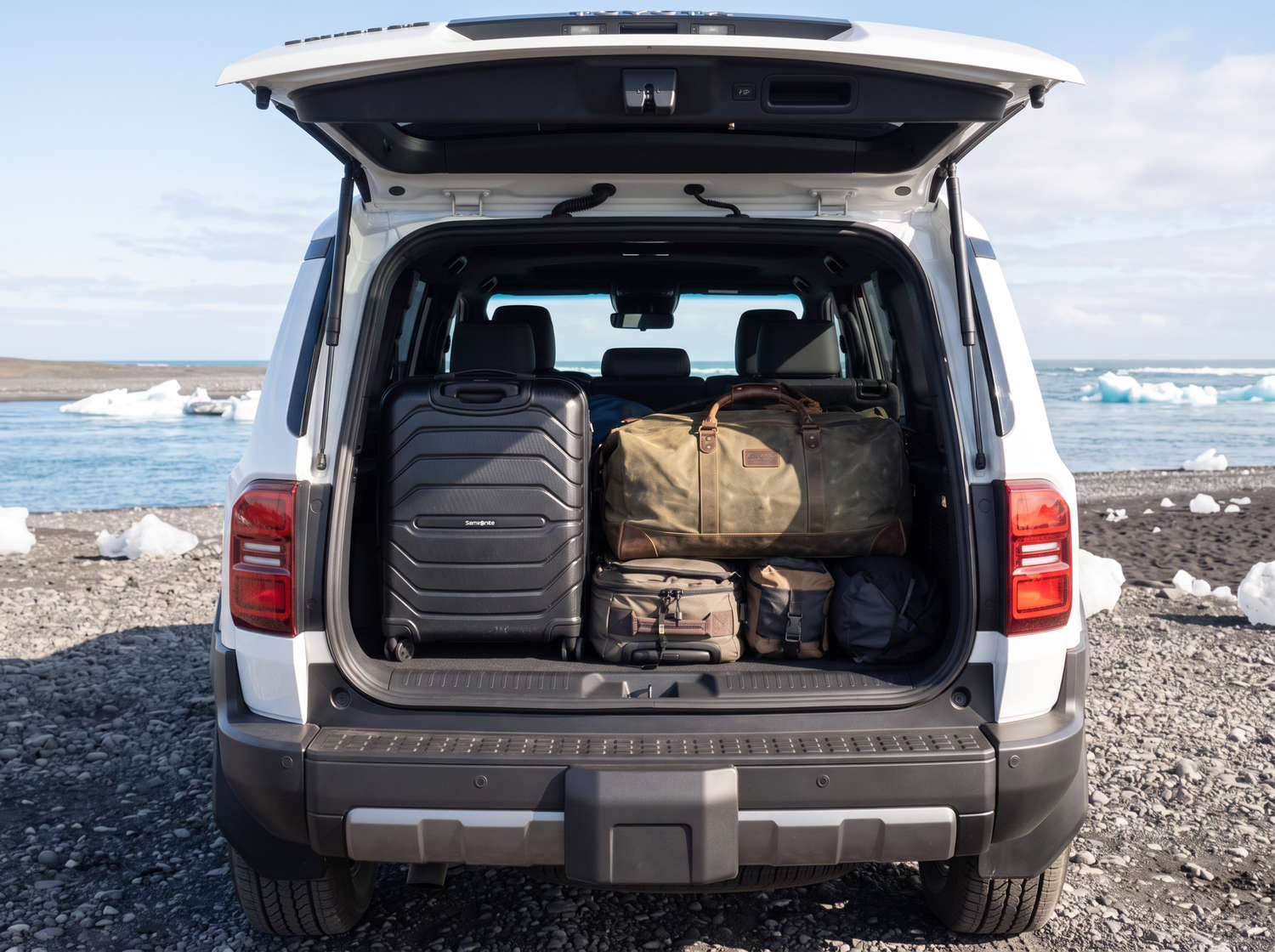 Weißer Toyota Land Cruiser 250 4WD SUV mit Automatikgetriebe, 7 Sitzen, USB-Ladegerät, Bluetooth und Sitzheizung – perfekt für Offroad-Abenteuer in Island.