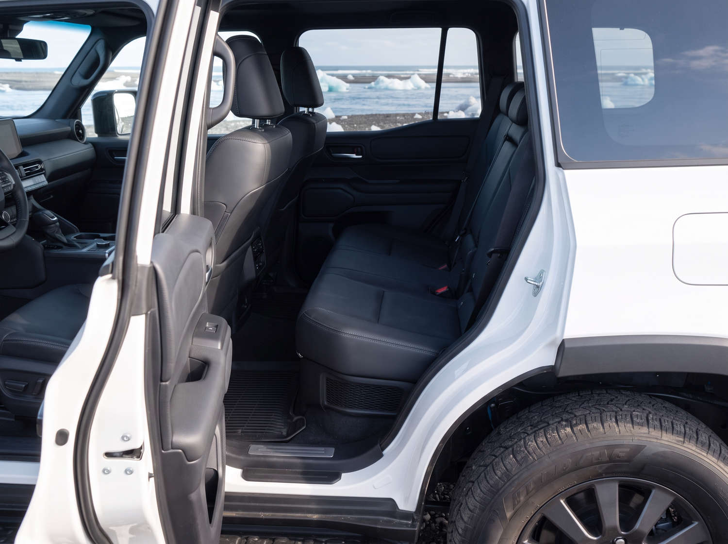 Weißer Toyota Land Cruiser 250 4WD SUV mit Automatikgetriebe, 7 Sitzen, USB-Ladegerät, Bluetooth und Sitzheizung – perfekt für Offroad-Abenteuer in Island.