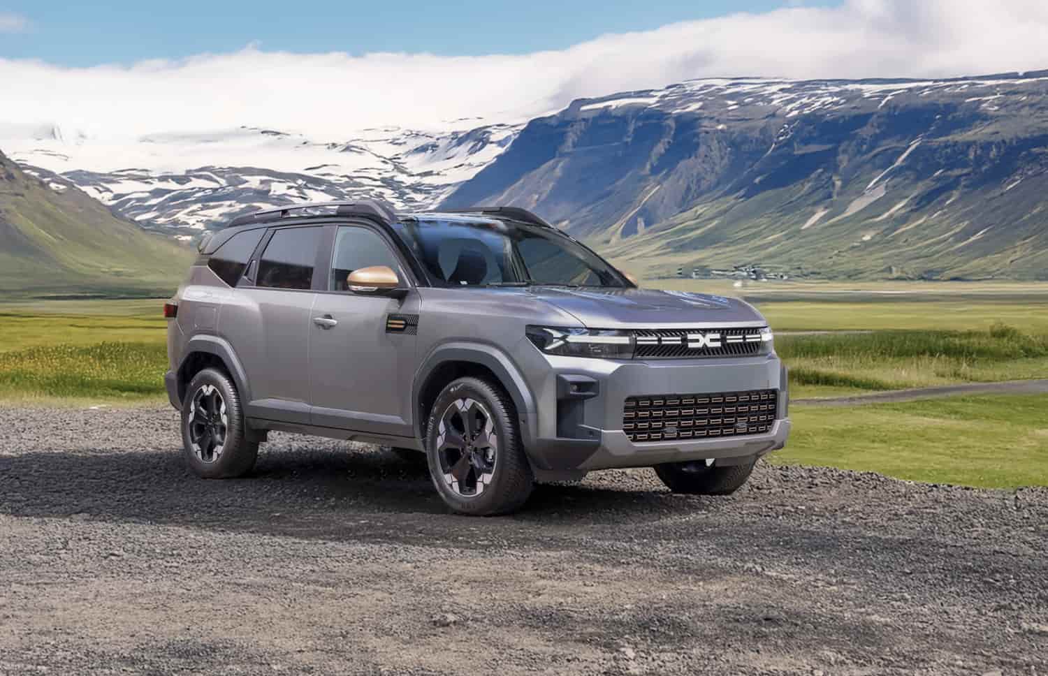Blauer Dacia Bigster SUV mit Schaltgetriebe und Allradantrieb, Platz für 5 Personen und 4 Gepäckstücke – ideal für Islands raue Straßen und hohen Fahrkomfort.
