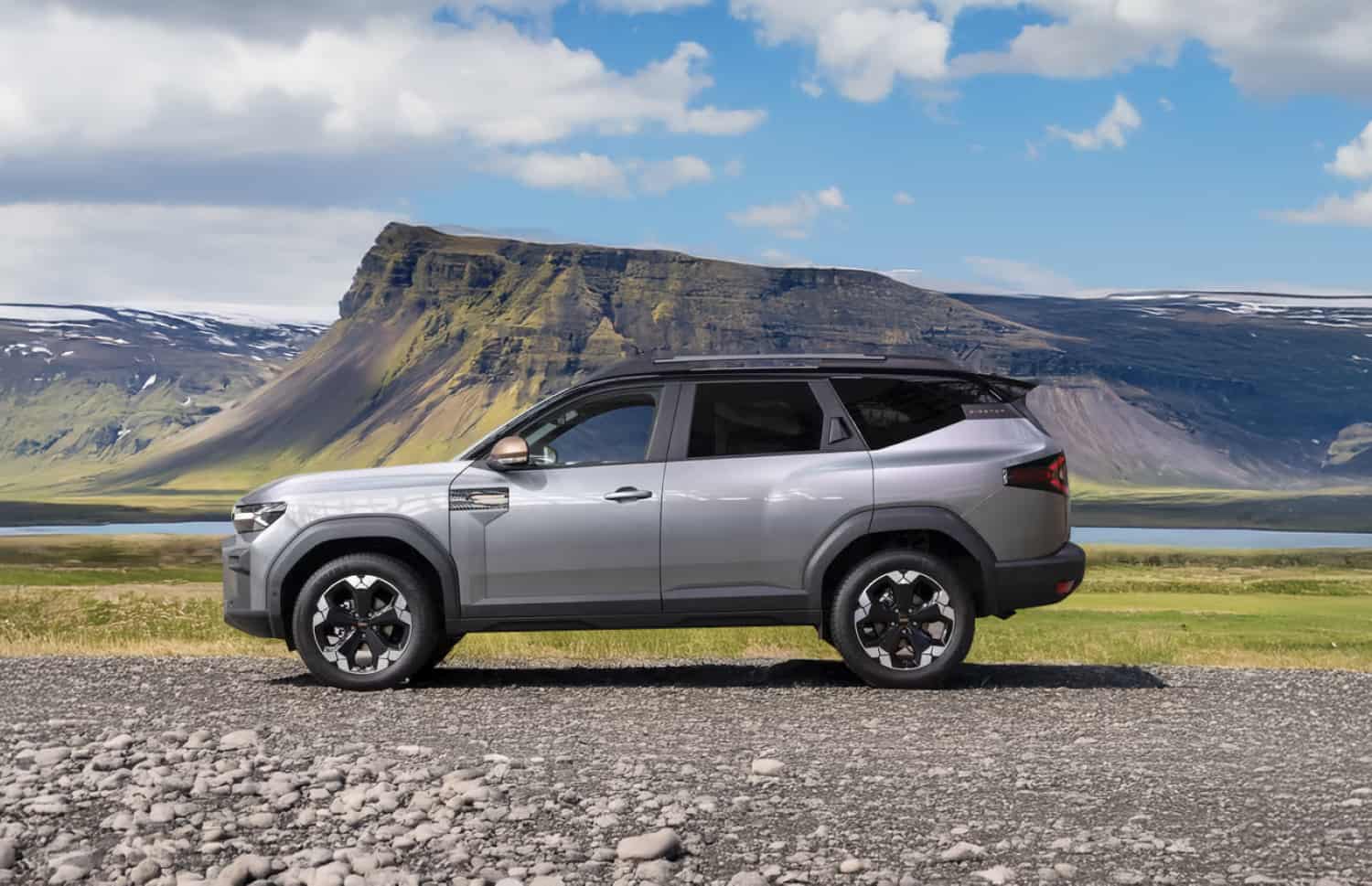 Blauer Dacia Bigster SUV mit Schaltgetriebe und Allradantrieb, Platz für 5 Personen und 4 Gepäckstücke – ideal für Islands raue Straßen und hohen Fahrkomfort.