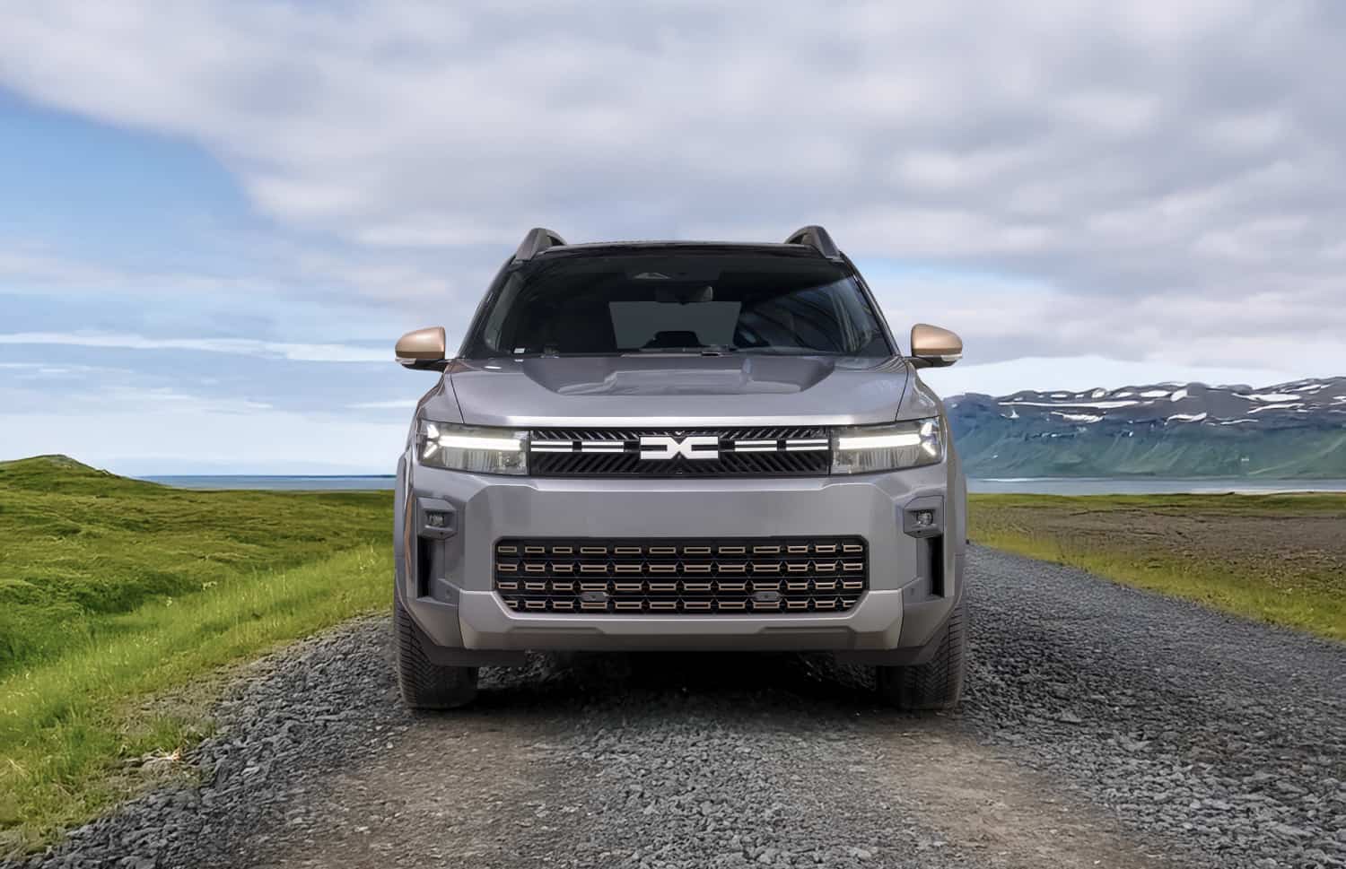 Blauer Dacia Bigster SUV mit Schaltgetriebe und Allradantrieb, Platz für 5 Personen und 4 Gepäckstücke – ideal für Islands raue Straßen und hohen Fahrkomfort.
