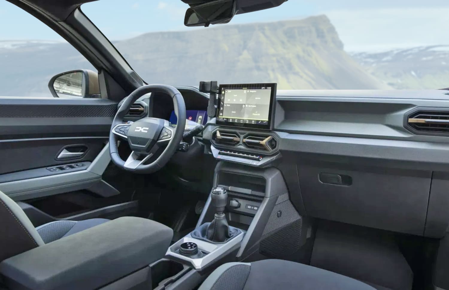 Blauer Dacia Bigster SUV mit Schaltgetriebe und Allradantrieb, Platz für 5 Personen und 4 Gepäckstücke – ideal für Islands raue Straßen und hohen Fahrkomfort.