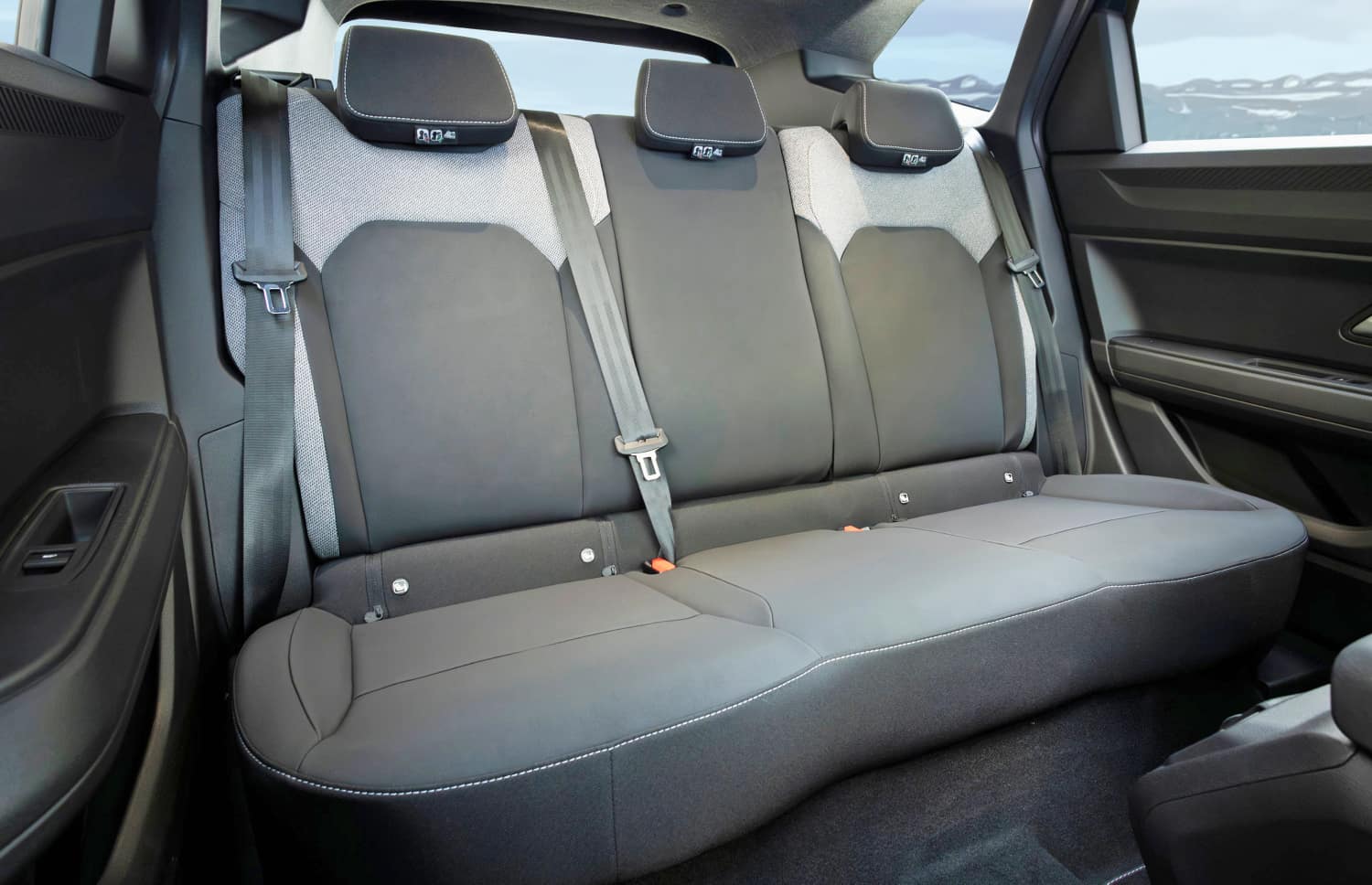 Blauer Dacia Bigster SUV mit Schaltgetriebe und Allradantrieb, Platz für 5 Personen und 4 Gepäckstücke – ideal für Islands raue Straßen und hohen Fahrkomfort.