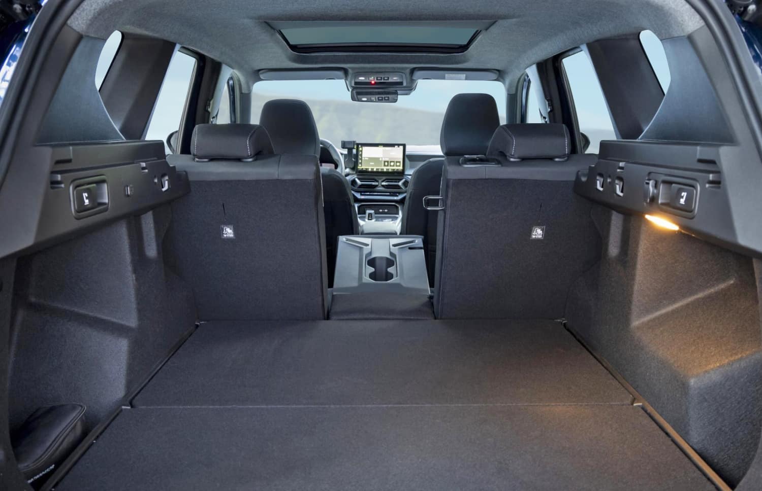 Blauer Dacia Bigster SUV mit Schaltgetriebe und Allradantrieb, Platz für 5 Personen und 4 Gepäckstücke – ideal für Islands raue Straßen und hohen Fahrkomfort.