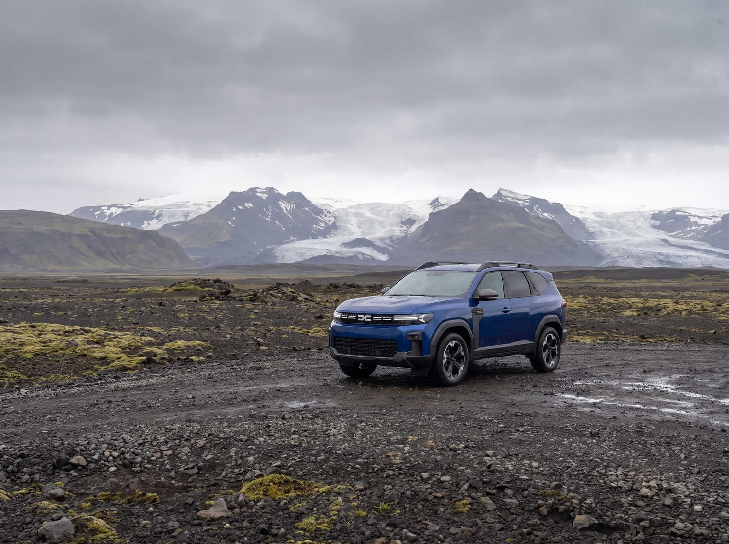 Blauer Dacia Bigster SUV mit Schaltgetriebe und Allradantrieb, Platz für 5 Personen und 4 Gepäckstücke – ideal für Islands raue Straßen und hohen Fahrkomfort.