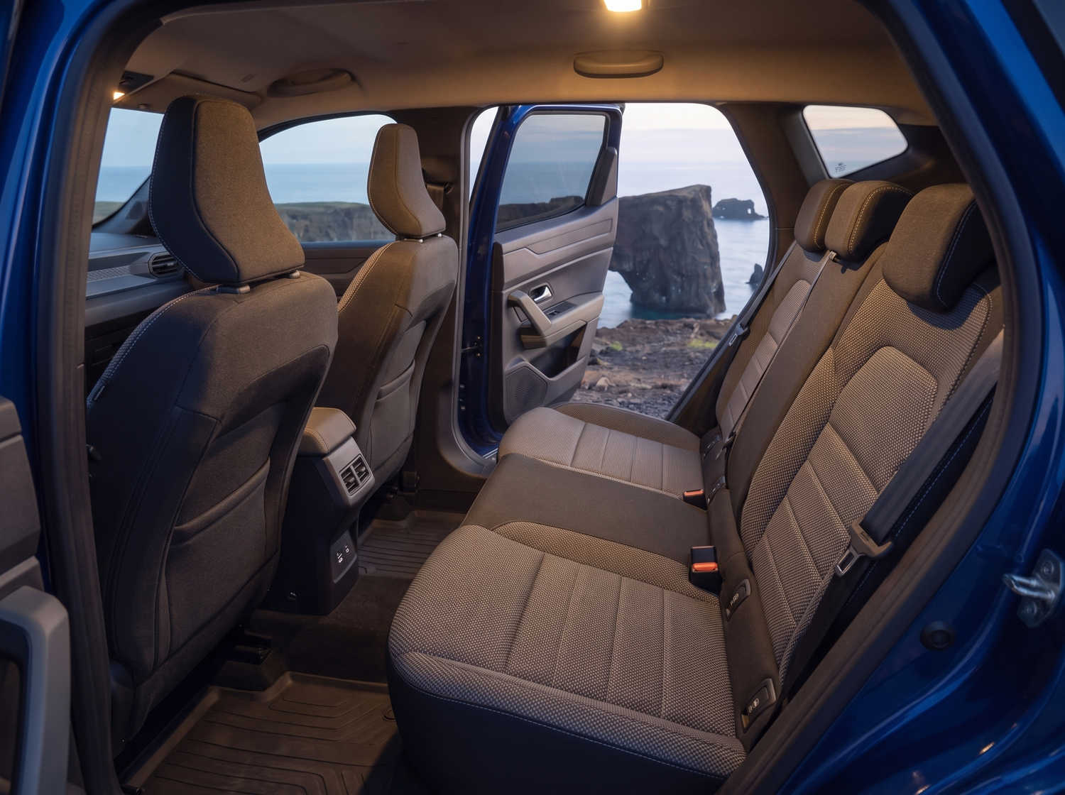 Blauer Dacia Bigster SUV mit Schaltgetriebe und Allradantrieb, Platz für 5 Personen und 4 Gepäckstücke – ideal für Islands raue Straßen und hohen Fahrkomfort.