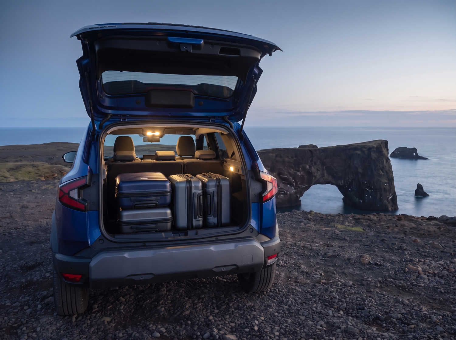 Blauer Dacia Bigster SUV mit Schaltgetriebe und Allradantrieb, Platz für 5 Personen und 4 Gepäckstücke – ideal für Islands raue Straßen und hohen Fahrkomfort.