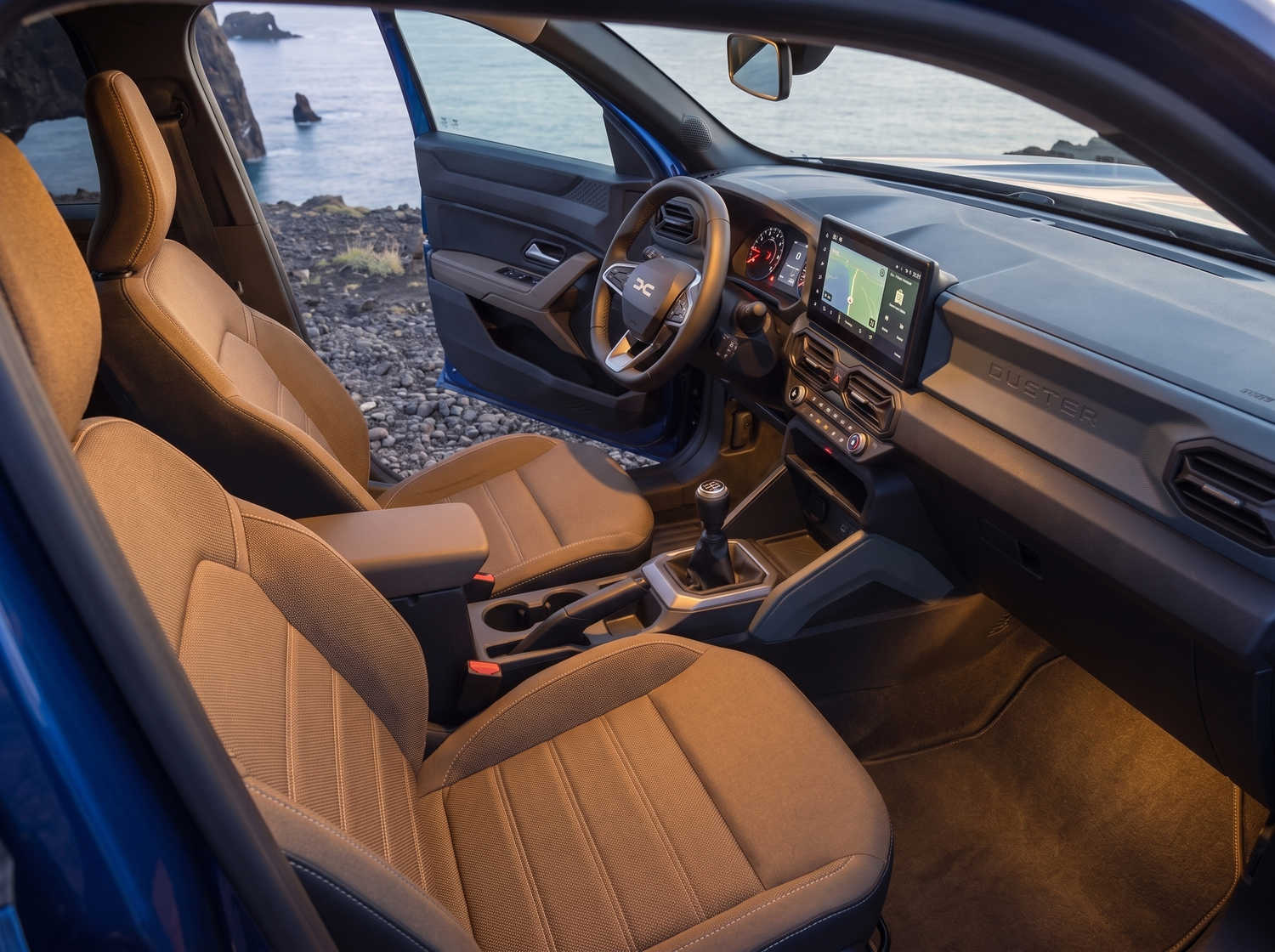 Blauer Dacia Bigster SUV mit Schaltgetriebe und Allradantrieb, Platz für 5 Personen und 4 Gepäckstücke – ideal für Islands raue Straßen und hohen Fahrkomfort.