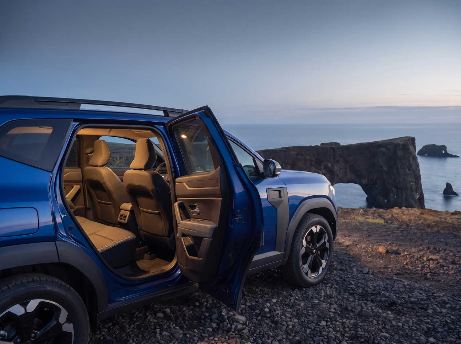 Blauer Dacia Bigster SUV mit Schaltgetriebe und Allradantrieb, Platz für 5 Personen und 4 Gepäckstücke – ideal für Islands raue Straßen und hohen Fahrkomfort.