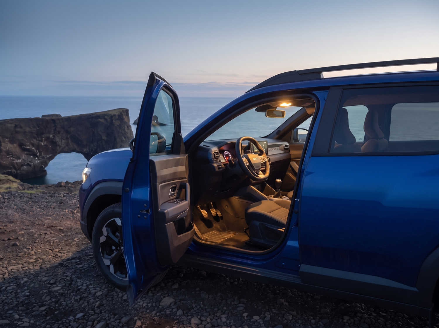 Blauer Dacia Bigster SUV mit Schaltgetriebe und Allradantrieb, Platz für 5 Personen und 4 Gepäckstücke – ideal für Islands raue Straßen und hohen Fahrkomfort.