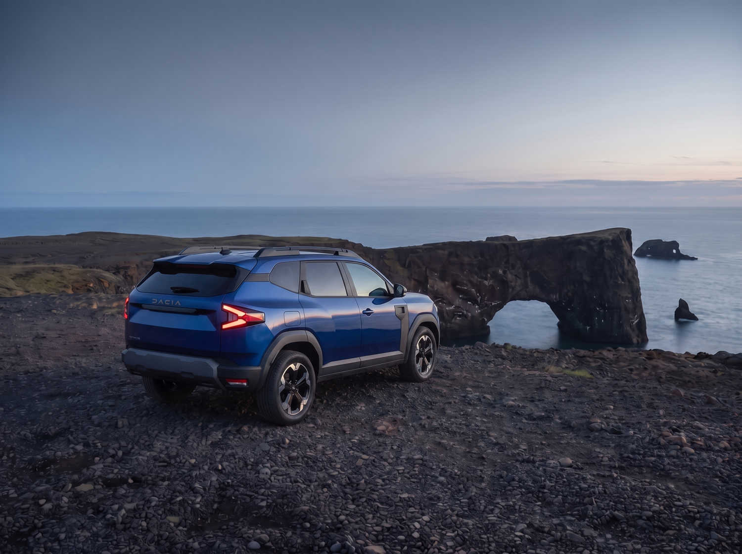 Blauer Dacia Bigster SUV mit Schaltgetriebe und Allradantrieb, Platz für 5 Personen und 4 Gepäckstücke – ideal für Islands raue Straßen und hohen Fahrkomfort.
