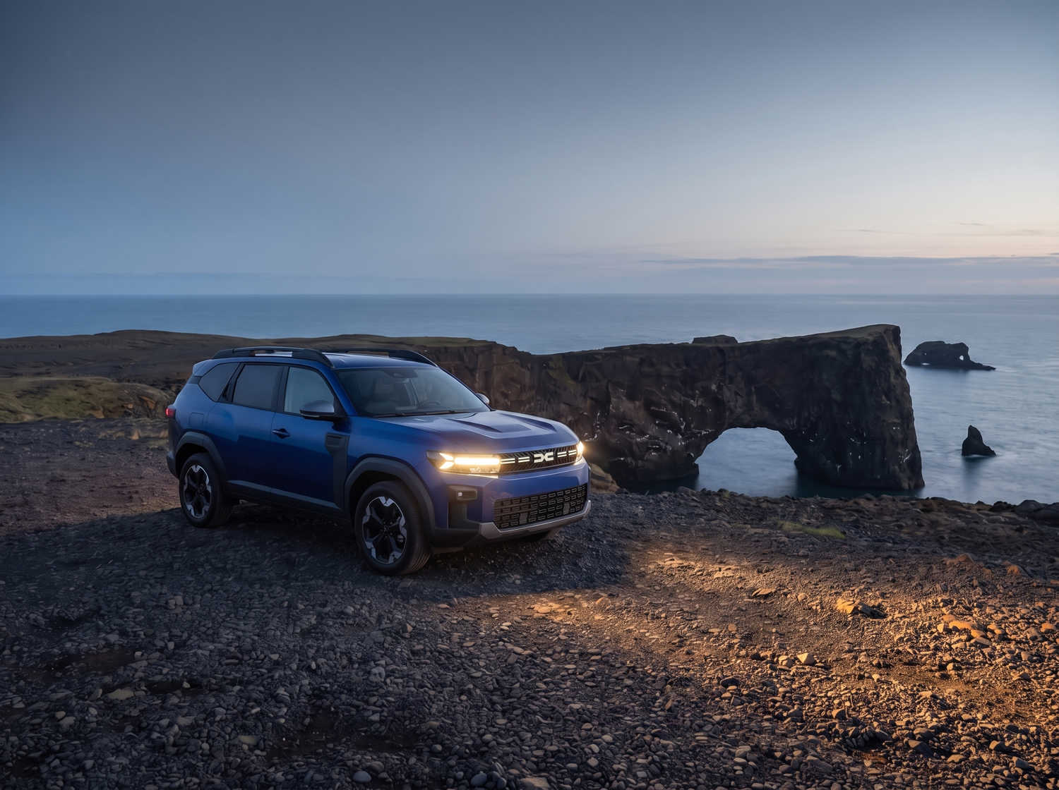 Blauer Dacia Bigster SUV mit Schaltgetriebe und Allradantrieb, Platz für 5 Personen und 4 Gepäckstücke – ideal für Islands raue Straßen und hohen Fahrkomfort.