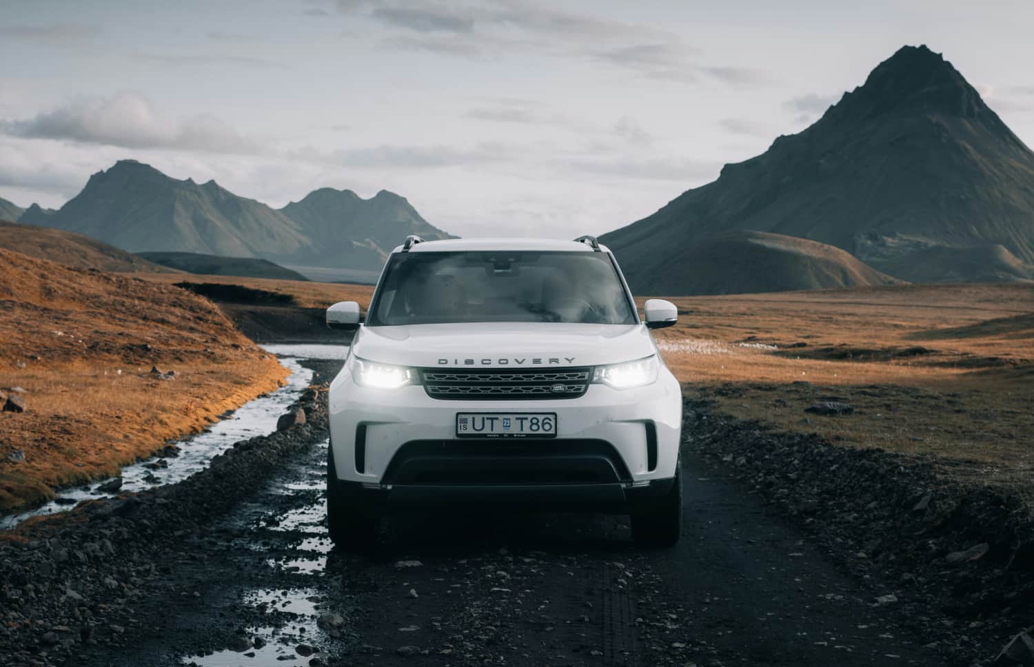 Silberner Land Rover Discovery 5 4WD SUV mit Automatikgetriebe, 5 Sitzen, GPS, Rückfahrkamera, USB-Ladegerät, Bluetooth und Sitzheizung – ideal für Reisen durch Island.