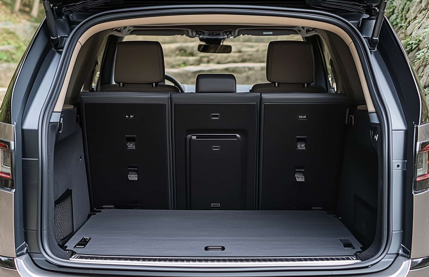 Silberner Land Rover Discovery 5 4WD SUV mit Automatikgetriebe, 5 Sitzen, GPS, Rückfahrkamera, USB-Ladegerät, Bluetooth und Sitzheizung – ideal für Reisen durch Island.