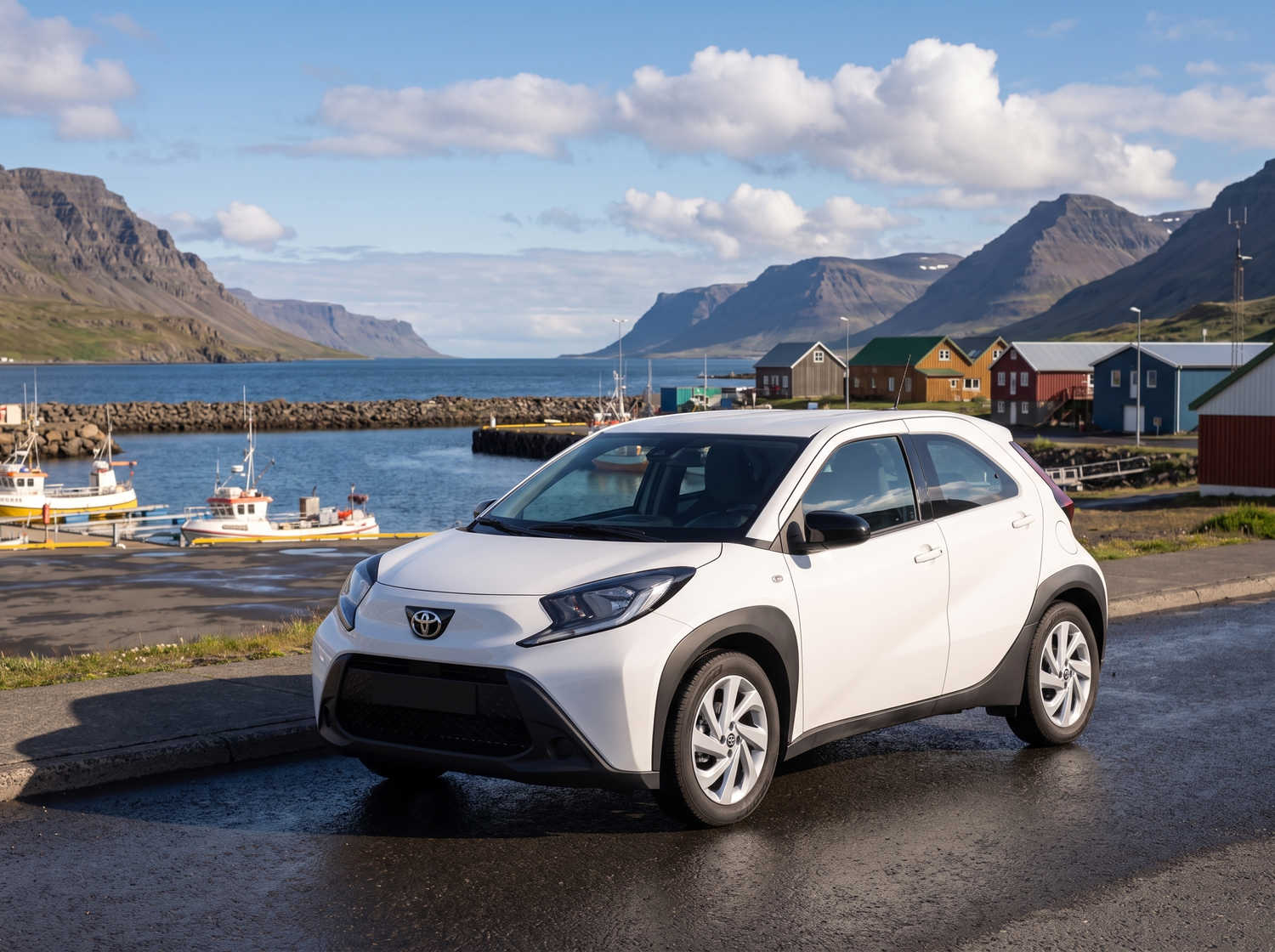 Kompakter Toyota Aygo in Metallic-Grau mit Schaltgetriebe, ideal für 4 Personen und perfekt für den Stadtverkehr in Island.