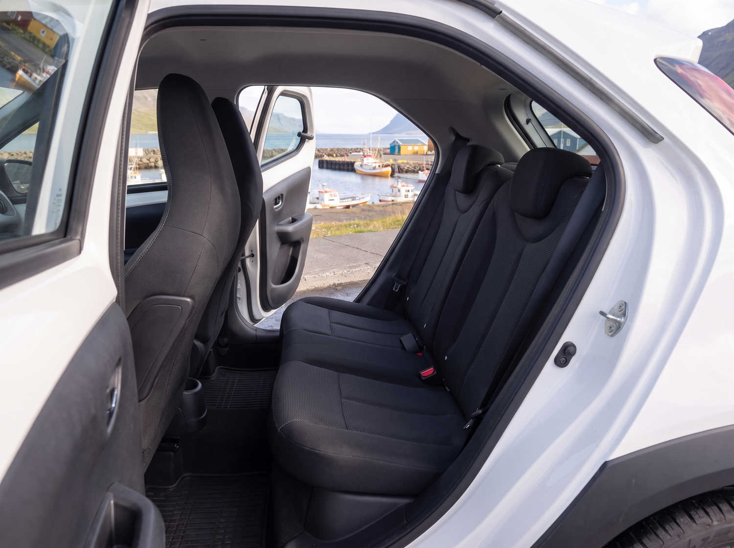Kompakter Toyota Aygo in Metallic-Grau mit Schaltgetriebe, ideal für 4 Personen und perfekt für den Stadtverkehr in Island.