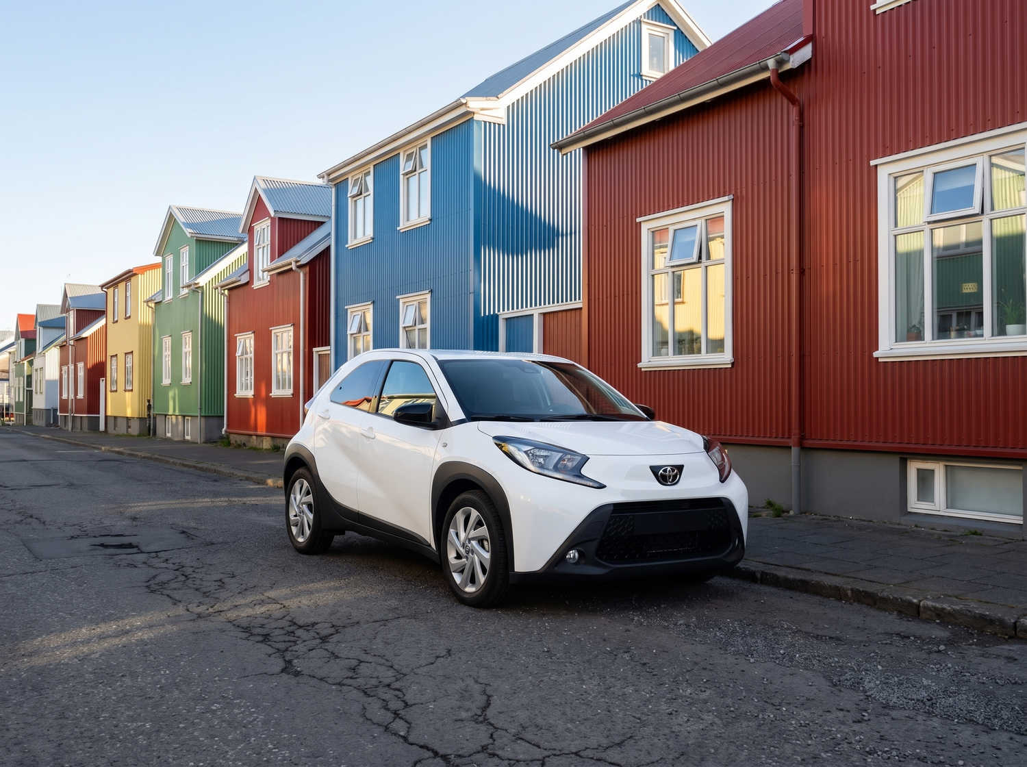 Kompakter Toyota Aygo in Metallic-Grau mit Schaltgetriebe, ideal für 4 Personen und perfekt für den Stadtverkehr in Island.