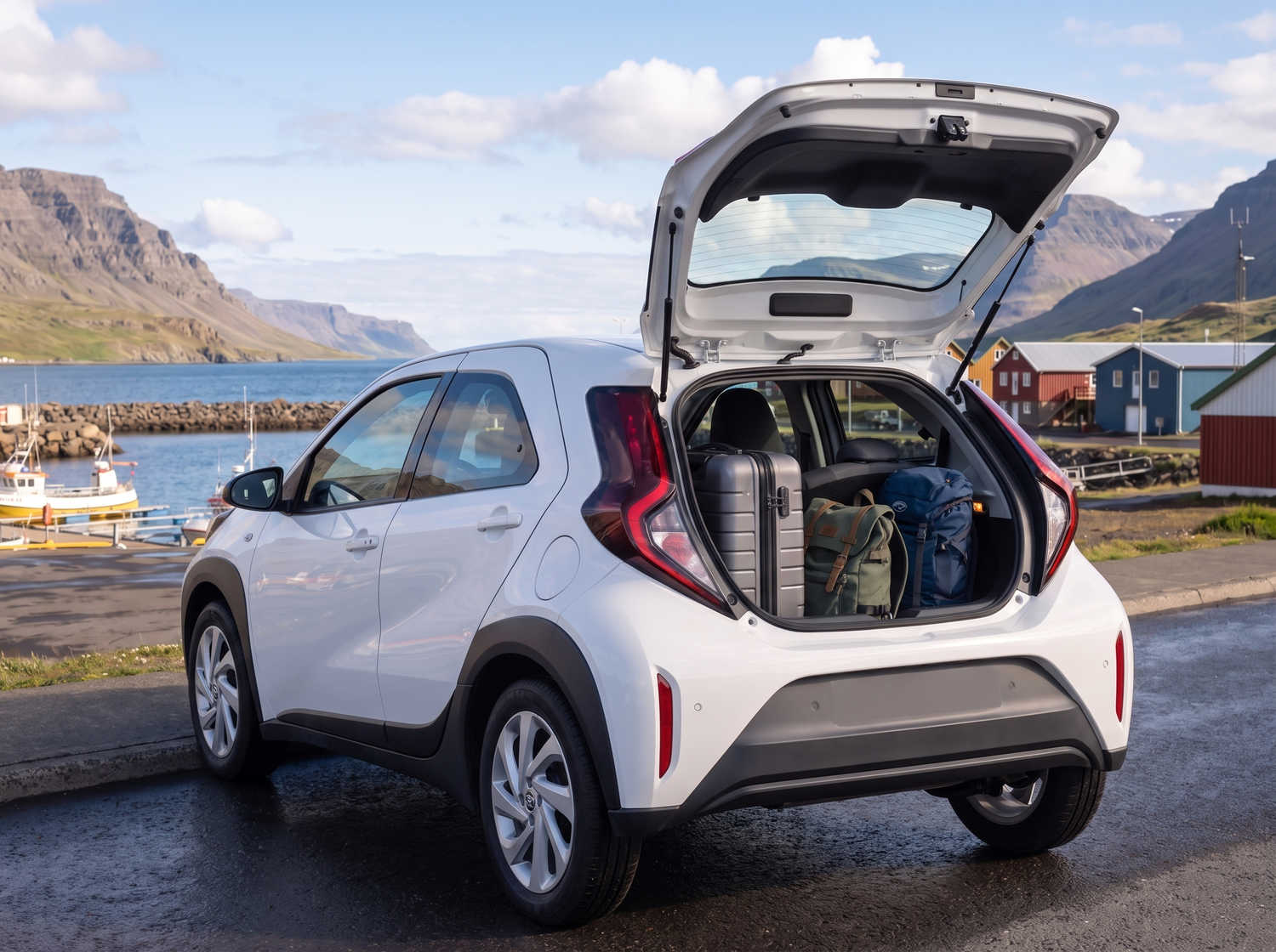 Kompakter Toyota Aygo in Metallic-Grau mit Schaltgetriebe, ideal für 4 Personen und perfekt für den Stadtverkehr in Island.