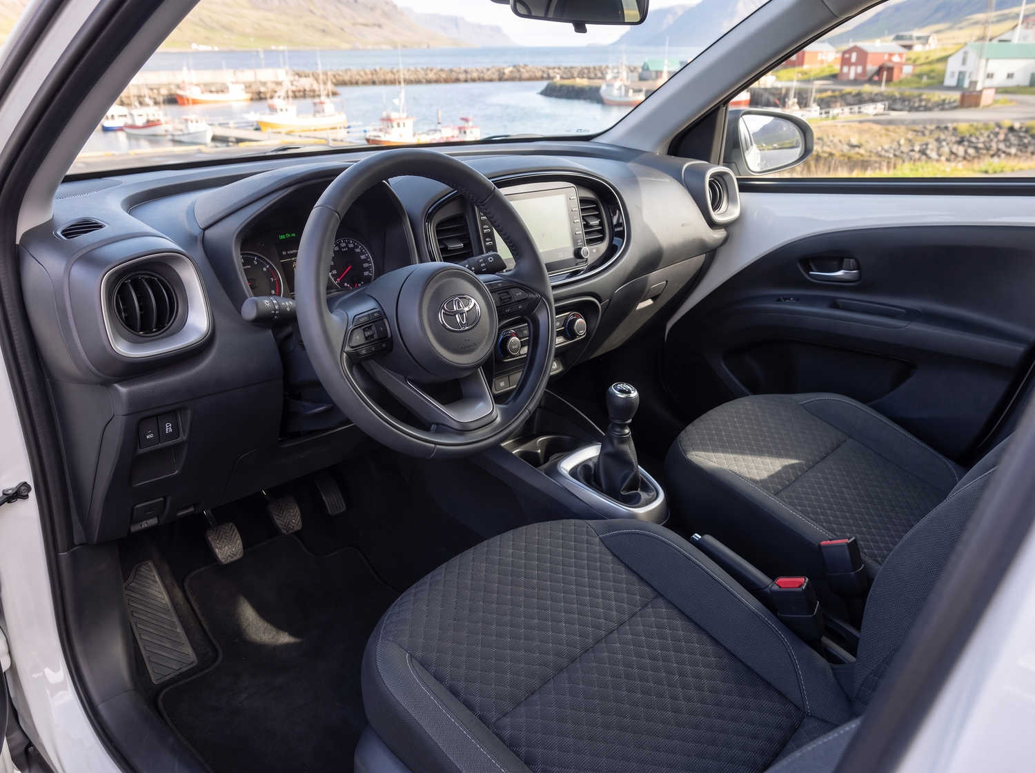 Kompakter Toyota Aygo in Metallic-Grau mit Schaltgetriebe, ideal für 4 Personen und perfekt für den Stadtverkehr in Island.