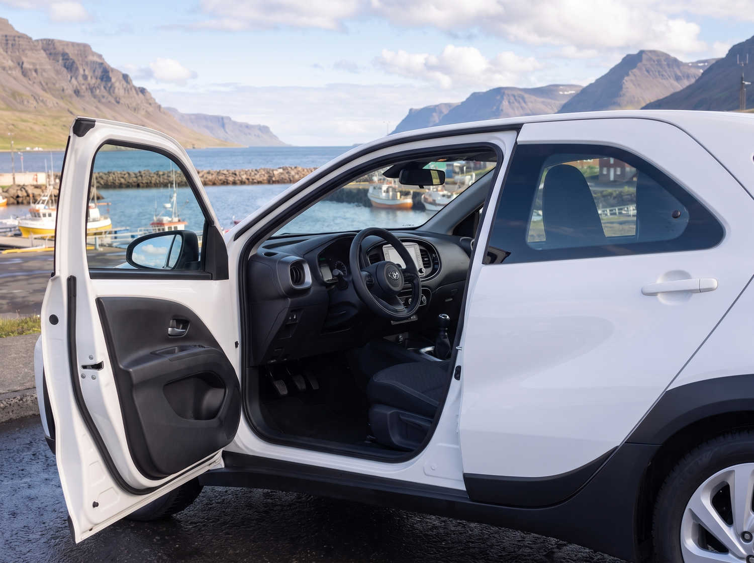 Kompakter Toyota Aygo in Metallic-Grau mit Schaltgetriebe, ideal für 4 Personen und perfekt für den Stadtverkehr in Island.