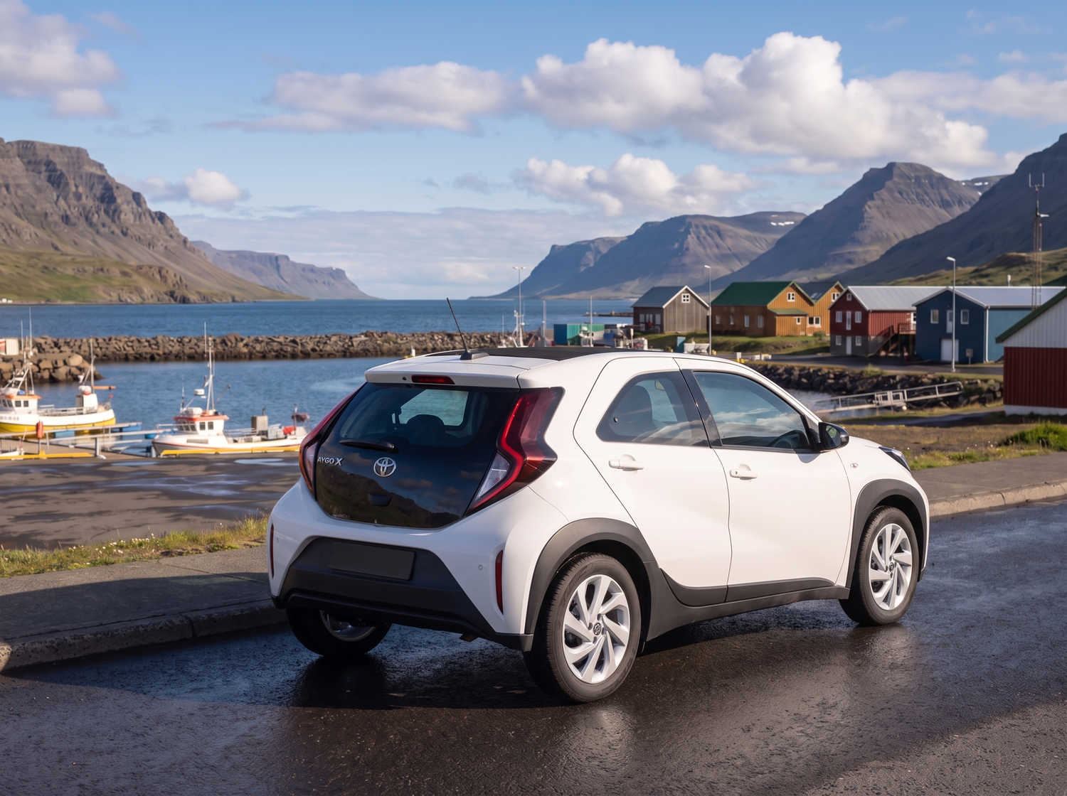 Kompakter Toyota Aygo in Metallic-Grau mit Schaltgetriebe, ideal für 4 Personen und perfekt für den Stadtverkehr in Island.