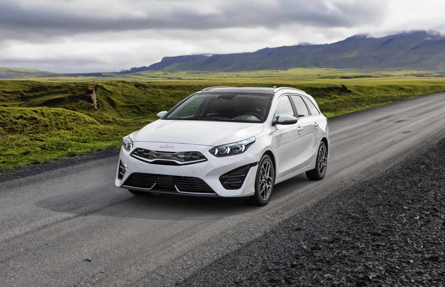 Blauer Kia Cee'd Sportswagon mit Automatikgetriebe, 5 Sitze, GPS, Rückfahrkamera und Platz für 4 Gepäckstücke – ideal für Roadtrips durch Island.