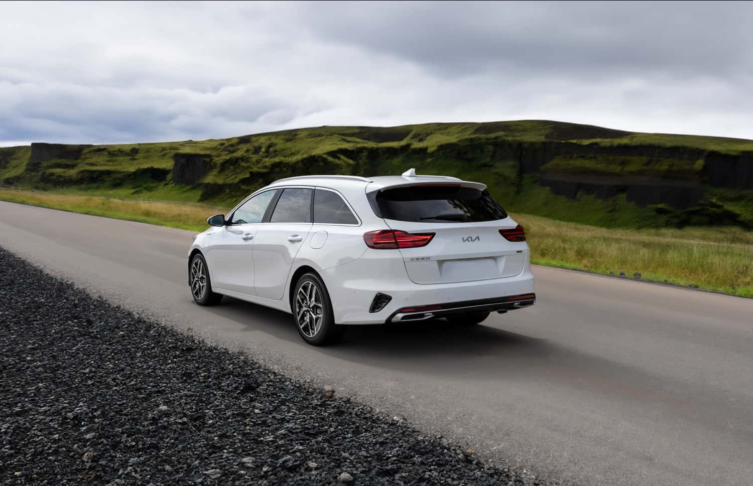 Blauer Kia Cee'd Sportswagon mit Automatikgetriebe, 5 Sitze, GPS, Rückfahrkamera und Platz für 4 Gepäckstücke – ideal für Roadtrips durch Island.