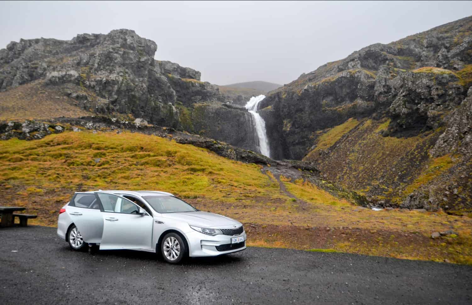 Blauer Kia Cee'd Sportswagon mit Automatikgetriebe, 5 Sitze, GPS, Rückfahrkamera und Platz für 4 Gepäckstücke – ideal für Roadtrips durch Island.
