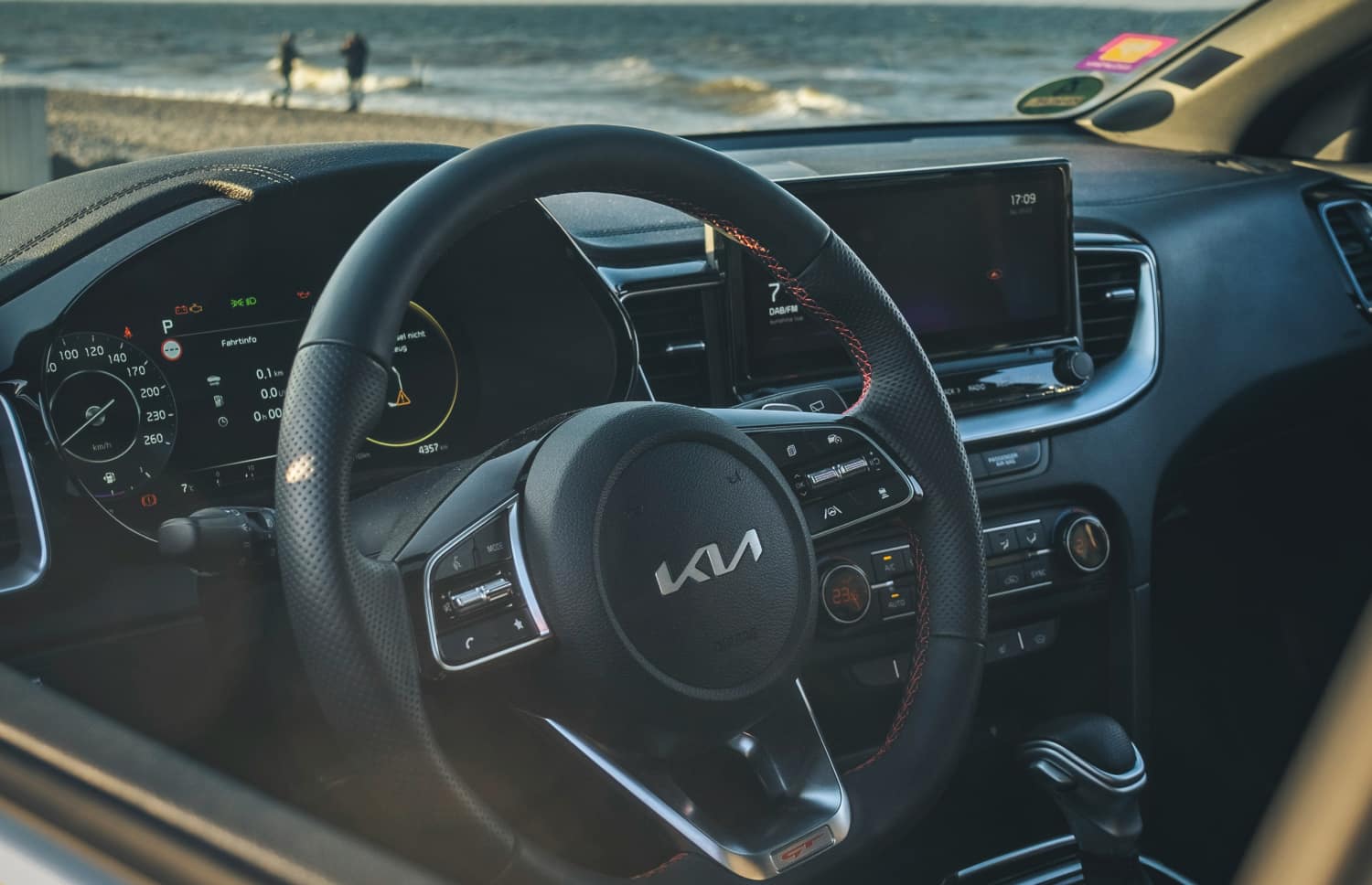 Blauer Kia Cee'd Sportswagon mit Automatikgetriebe, 5 Sitze, GPS, Rückfahrkamera und Platz für 4 Gepäckstücke – ideal für Roadtrips durch Island.