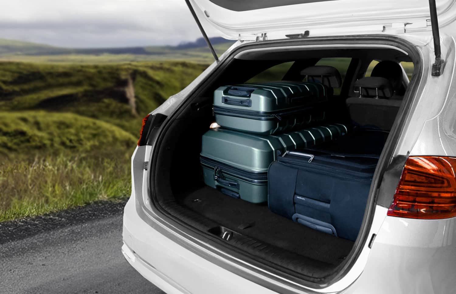 Blauer Kia Cee'd Sportswagon mit Automatikgetriebe, 5 Sitze, GPS, Rückfahrkamera und Platz für 4 Gepäckstücke – ideal für Roadtrips durch Island.