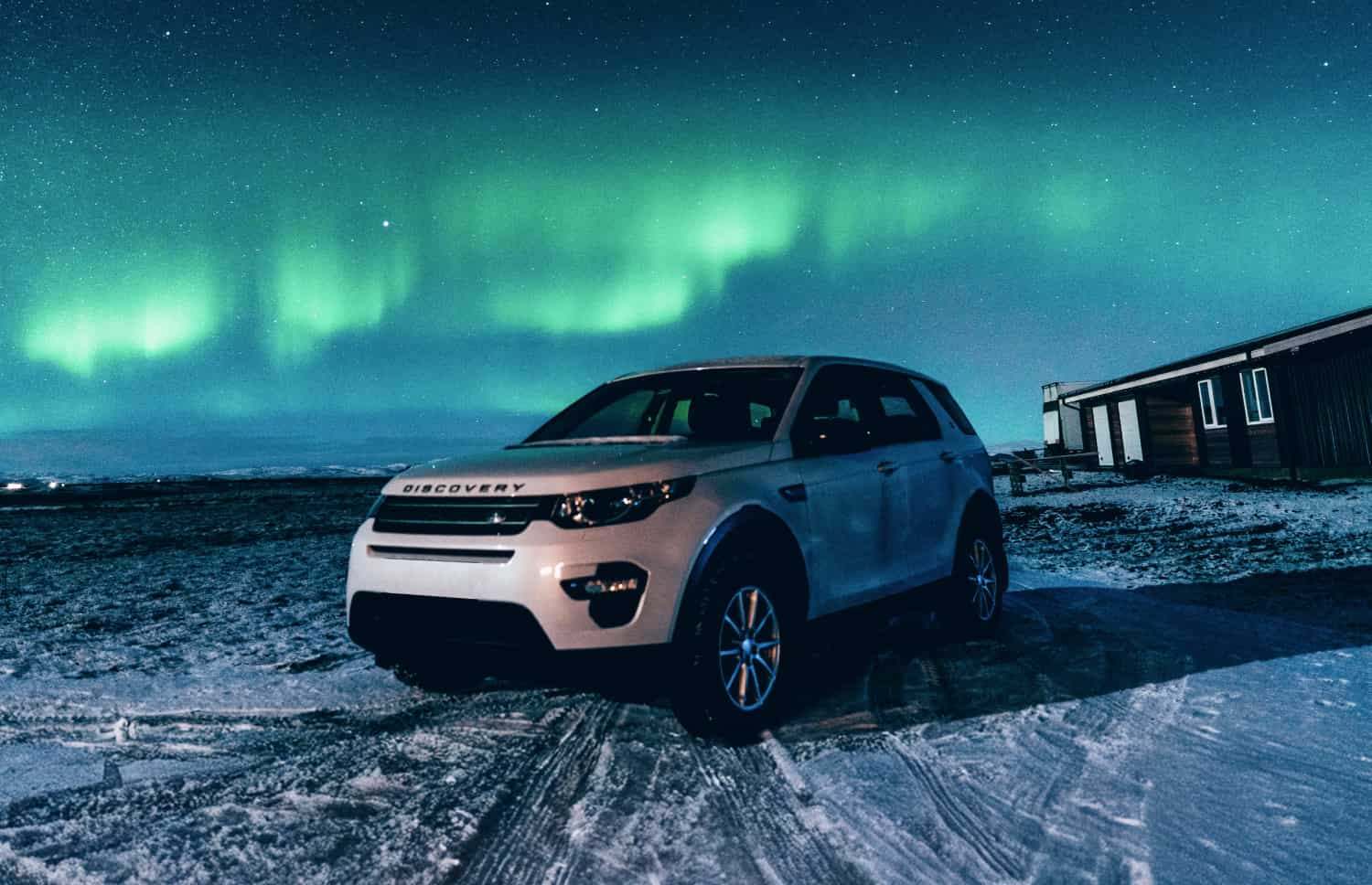 Weißer Land Rover Discovery Sport 4WD SUV mit Automatikgetriebe, GPS, Rückfahrkamera und Sitzheizung – ideal für 5 Personen in Island.